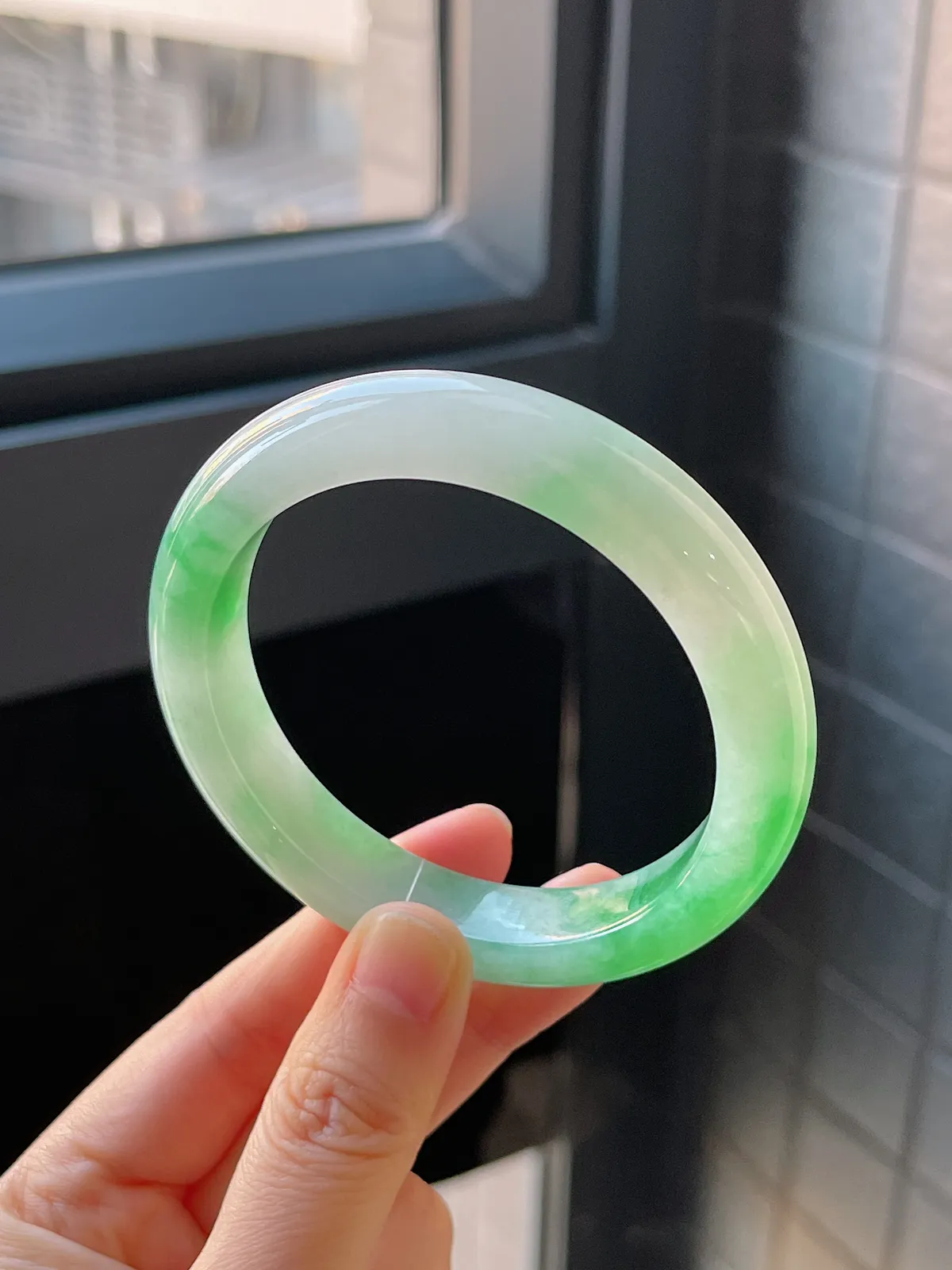 正圈56.8圈口，翡翠冰糯种飘绿手镯