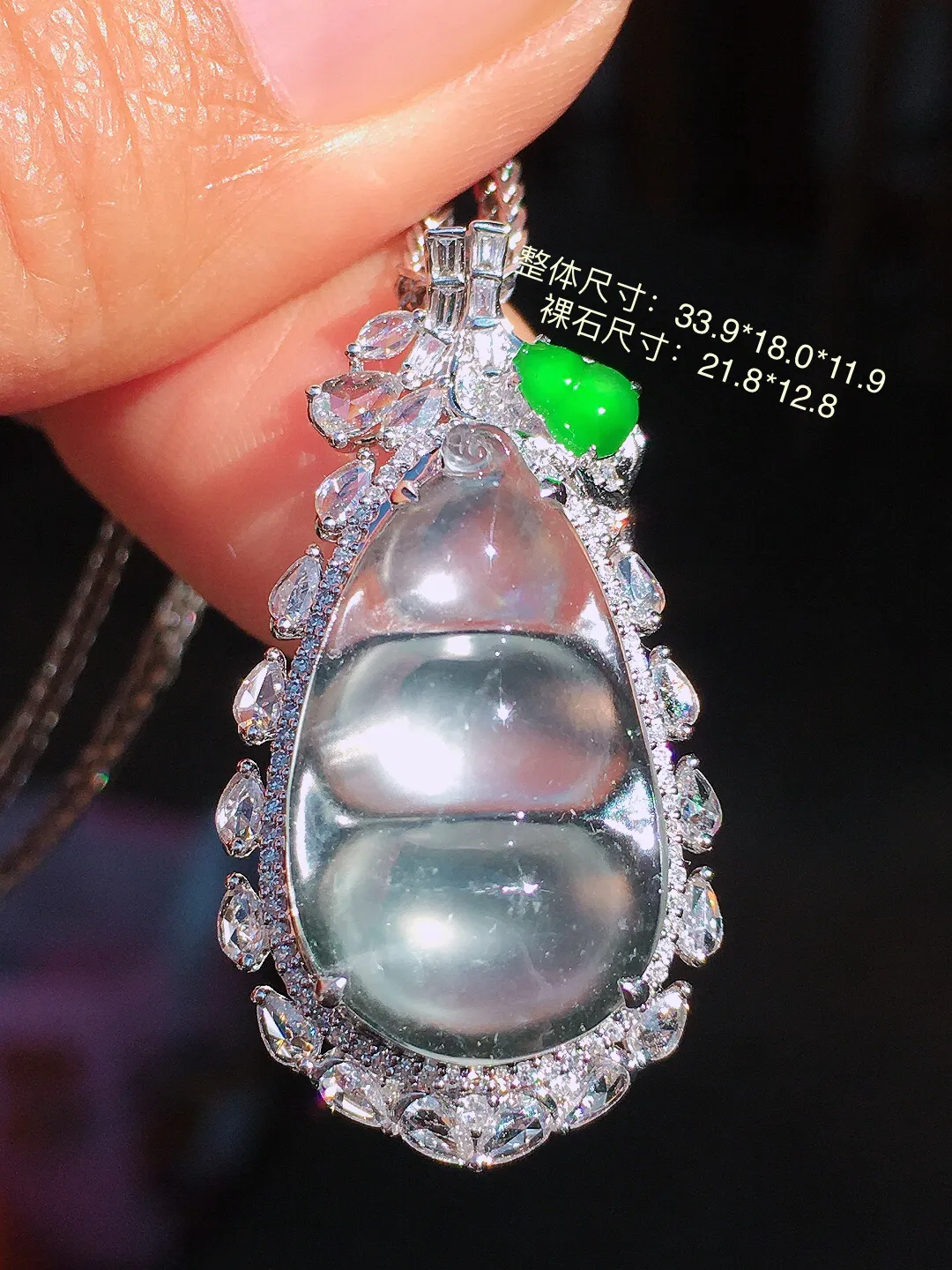 玻璃种福豆吊坠，玉质细腻，荧光感超
强，饱满圆润，尽显优雅气质，18k
金豪华镶嵌