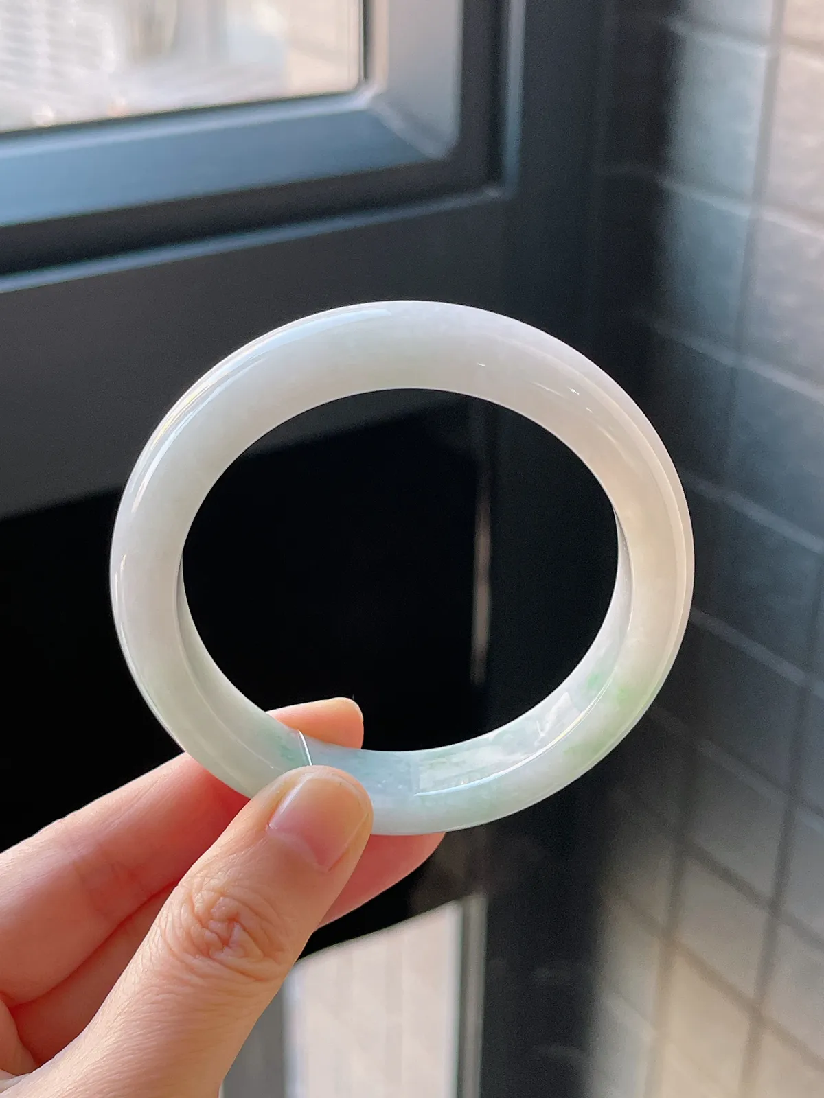 正圈56.2圈口，翡翠糯化种飘绿手镯，带镯心