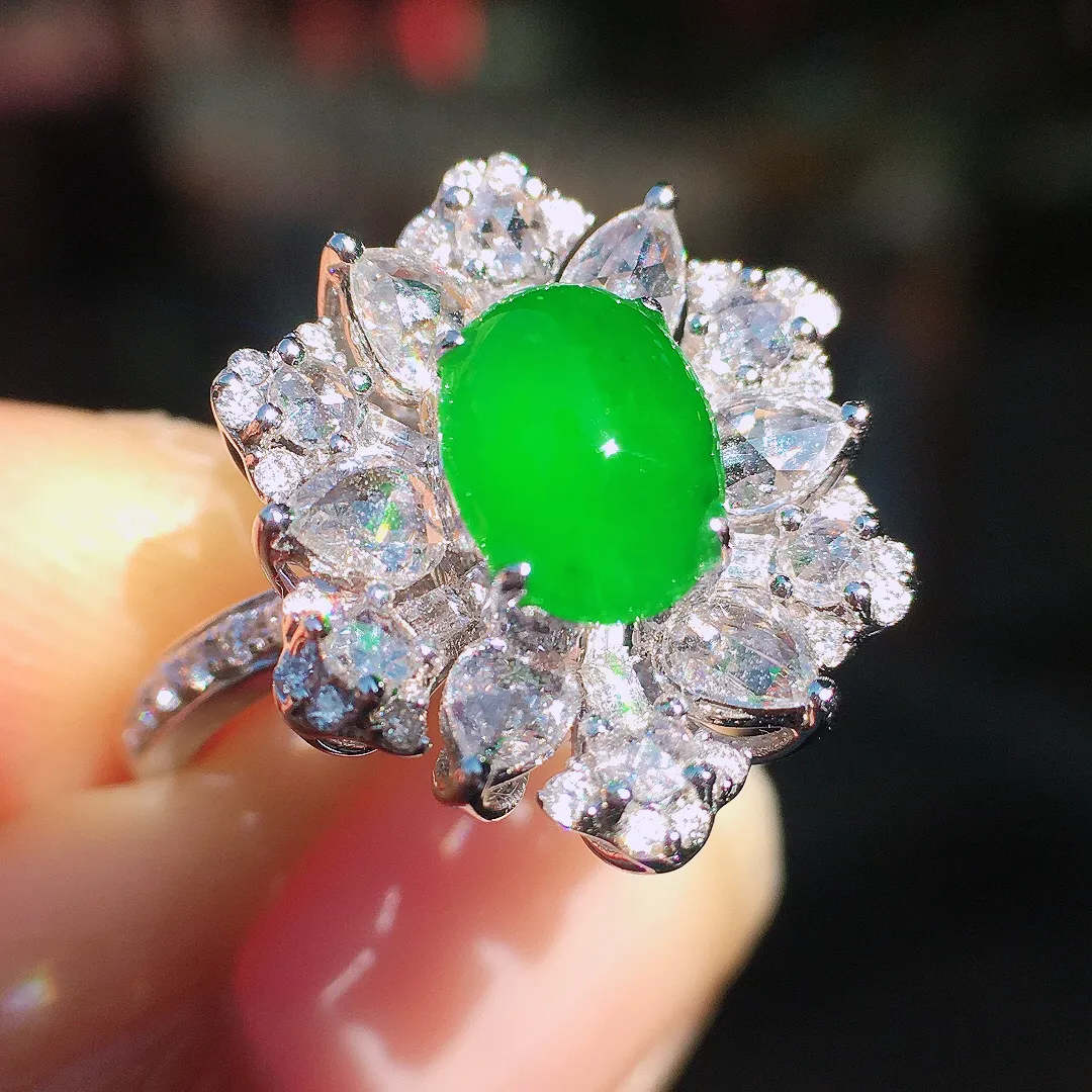 阳绿蛋面戒指，色泽均匀艳丽，玉质细腻，荧光感超
强，饱满圆润，尽显优雅气质，18k
金豪华镶嵌