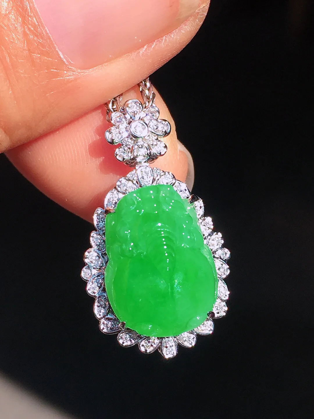 阳绿貔貅吊坠，色泽均匀艳丽，玉质细腻，荧光感超
强，饱满圆润，尽显优雅气质，18k
金豪华镶嵌