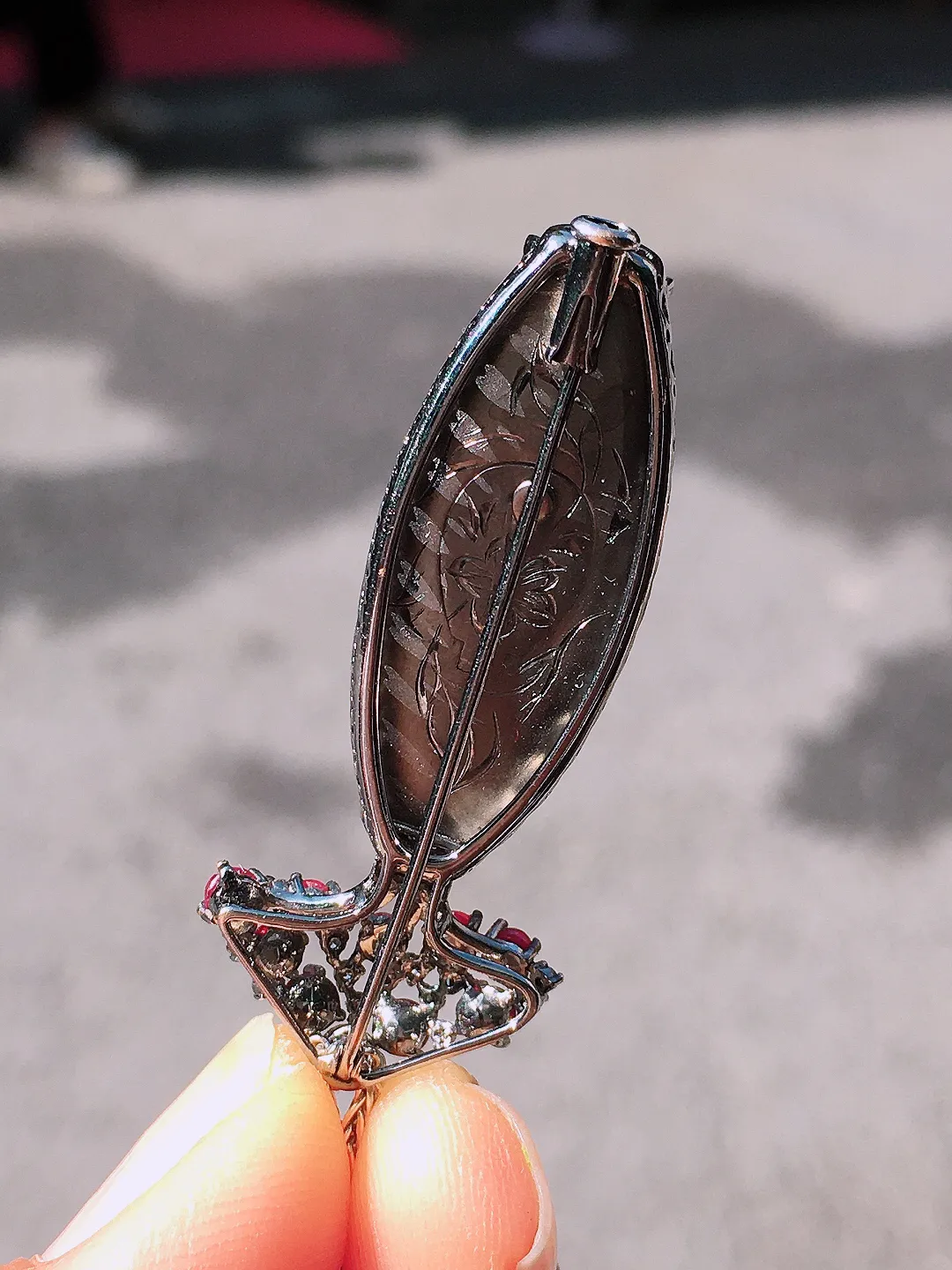 淡紫罗兰花瓶吊坠，色泽均匀艳丽，玉质细腻，荧光感超
强，饱满圆润，尽显优雅气质，18k
金豪华镶嵌