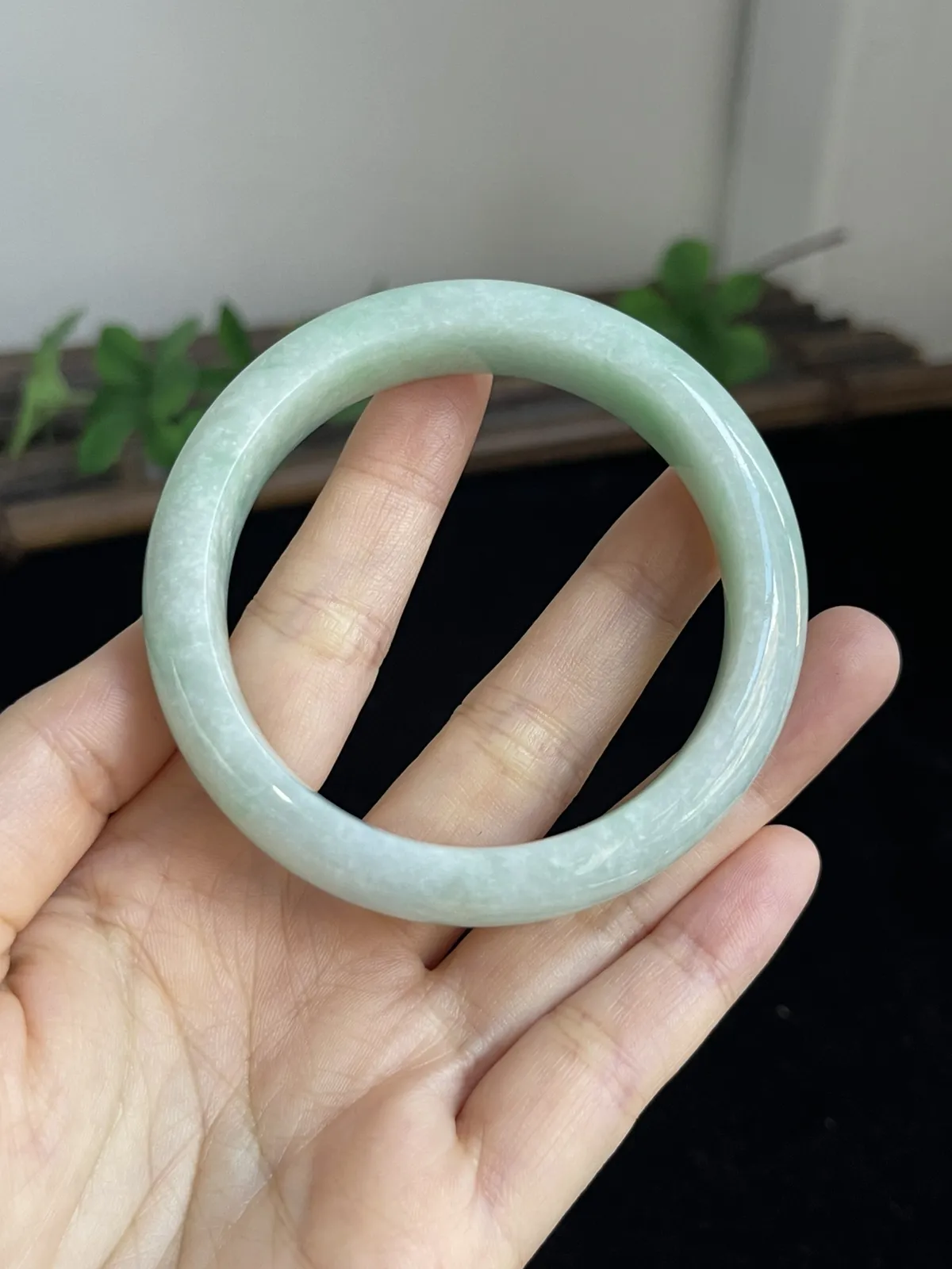 正圈55圈口，翡翠糯化种飘绿手镯