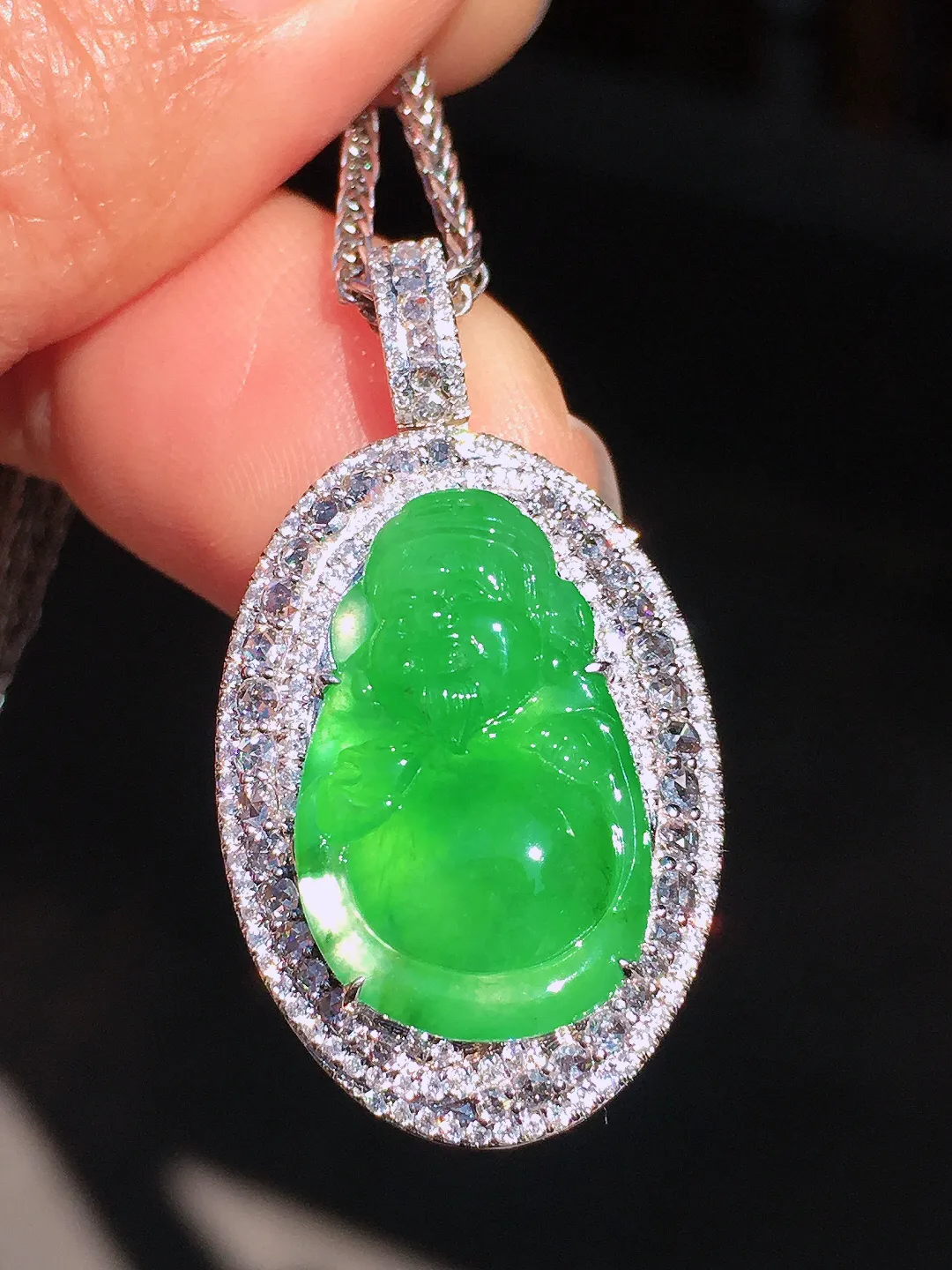 阳绿【财神爷】吊坠，色泽均匀艳丽，玉质细腻，荧光感超
强，饱满圆润，尽显优雅气质，18k
金豪华镶嵌