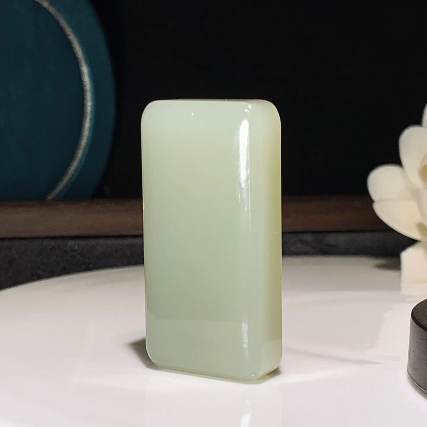 和田玉晴水平安无事牌挂件。尺寸48/25/11重36.5克 无裂无杂 玉质细腻油润 底色纯净 脂粉好，品质好。lt250106