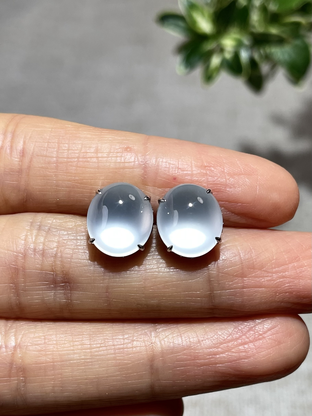 玻璃种蛋面耳钉
裸石：10.5*9.5*5mm
整体：10.5*9.5*8.5mm