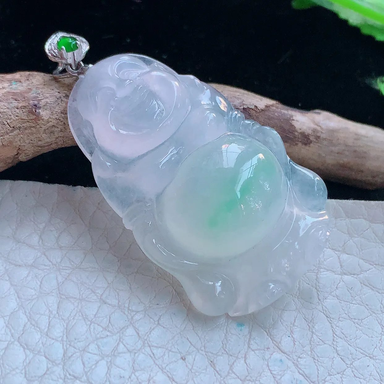 px实拍40.2*24.5*8.6缅甸翡翠精雕冰飘绿站佛 逍遥佛玉挂件