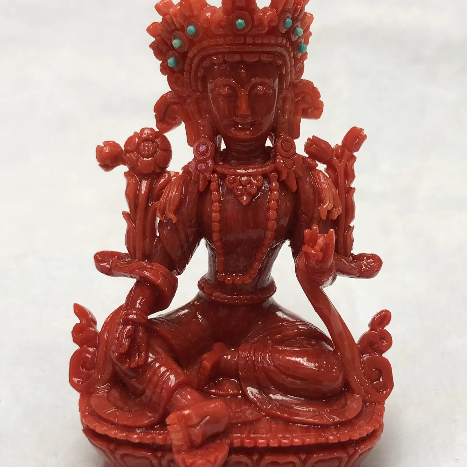 【天然红珊瑚拼接绿镀母小佛摆件】意大利产地，沙丁珊瑚料，深红颜色，釆用台湾拼接手工工艺，精雕细镂，底部有开孔可藏经文，手工工序复杂，高约83mm，宽约51.3mm，厚40.2mm，重量71.86克。天然绿松石点缀！可手持红珊瑚沙丁大枝拼接绿镀母。收藏供奉价值高！