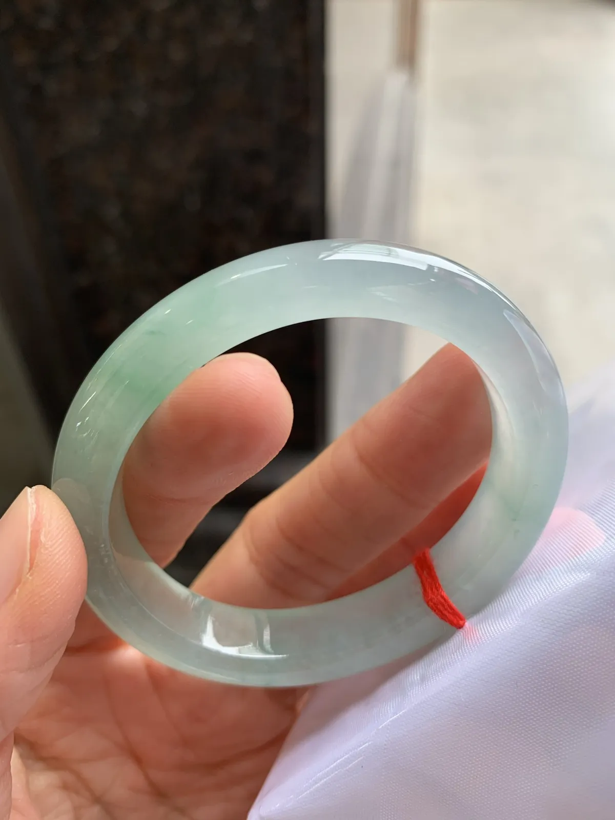 贵妃冰飘绿 无瑕 尺寸：51.3/45/11/7.8 起荧光