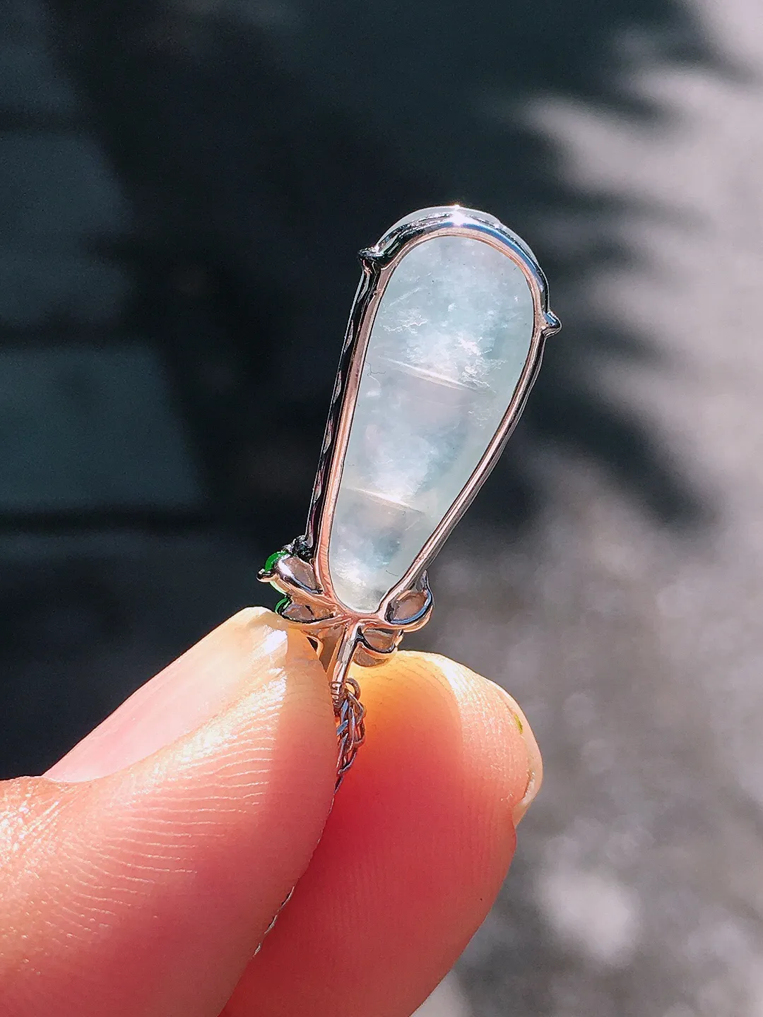 冰种福豆吊坠，玉质细腻，荧光感超
强，饱满圆润，尽显优雅气质，18k
金豪华镶嵌