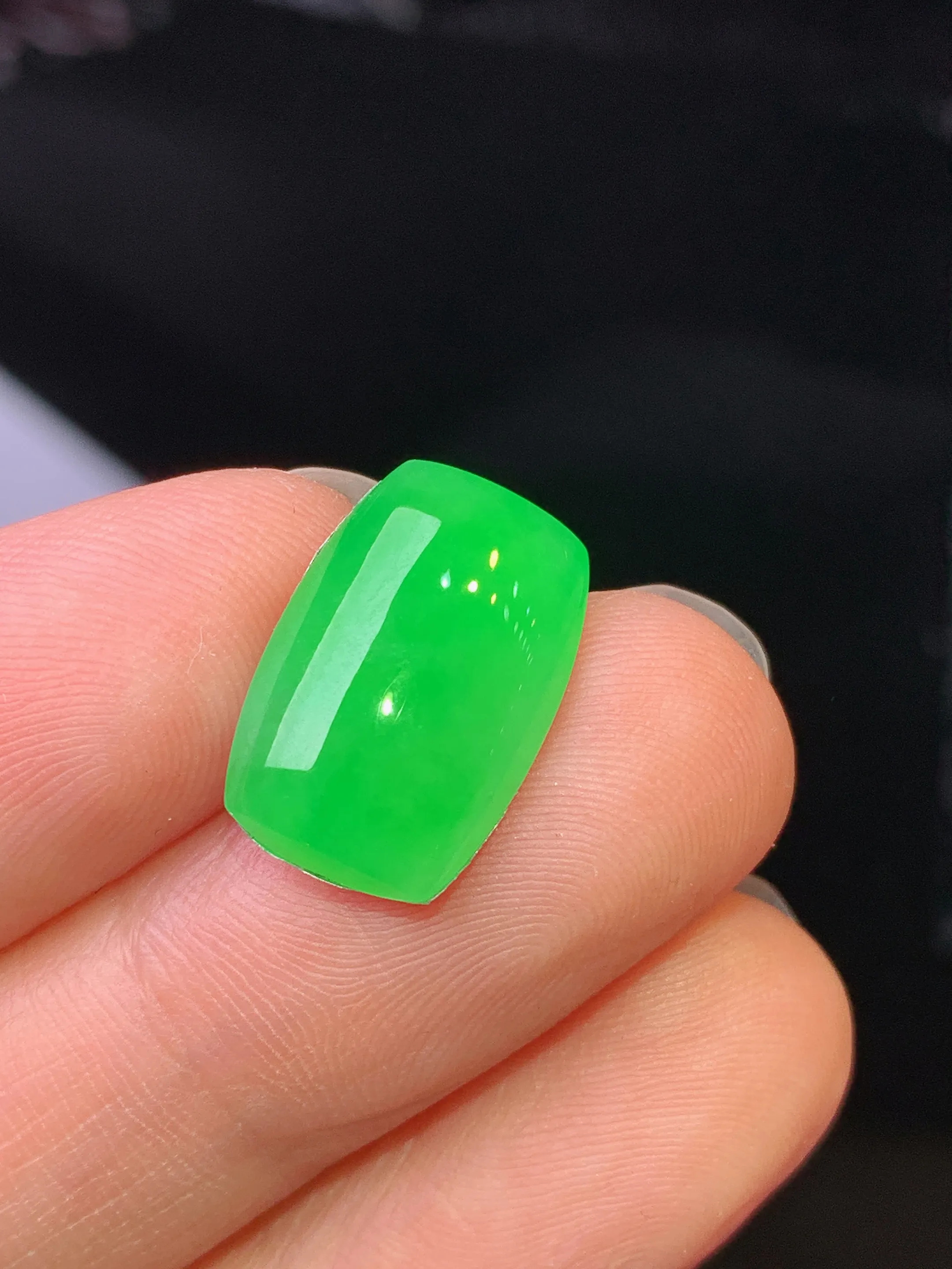 镶嵌款 满绿马鞍界面 玉质细腻 色泽艳丽清新 整体尺寸15.3*10.2*4.5