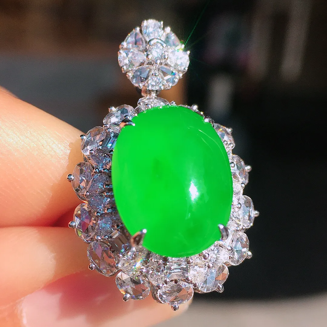 阳绿蛋面戒指/吊坠两用款，色泽均匀艳丽，玉质细腻，荧光感超
强，饱满圆润，尽显优雅气质，18k
金豪