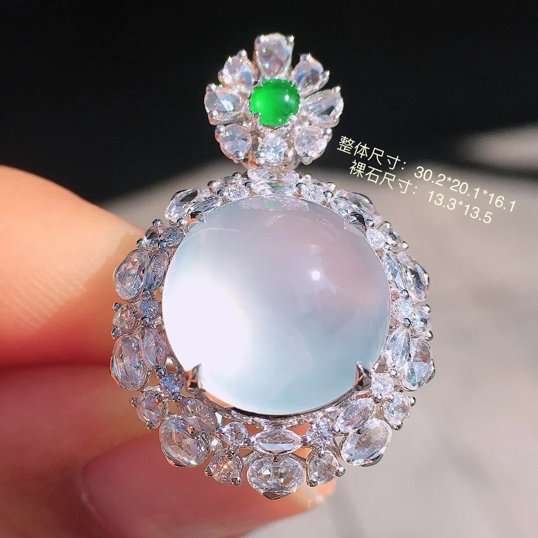 冰种蛋面戒指/吊坠两用款，玉质细腻，荧光感超
强，饱满圆润，尽显优雅气质，18k
金豪华镶嵌