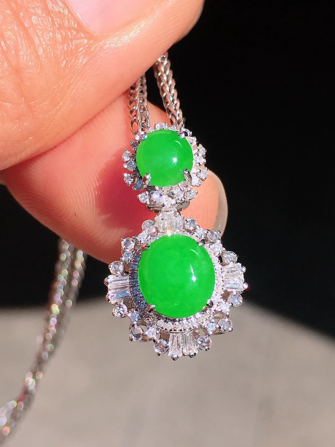 阳绿蛋面吊坠，色泽均匀艳丽，玉质细腻，荧光感超
强，饱满圆润，尽显优雅气质，18k
金豪华镶嵌