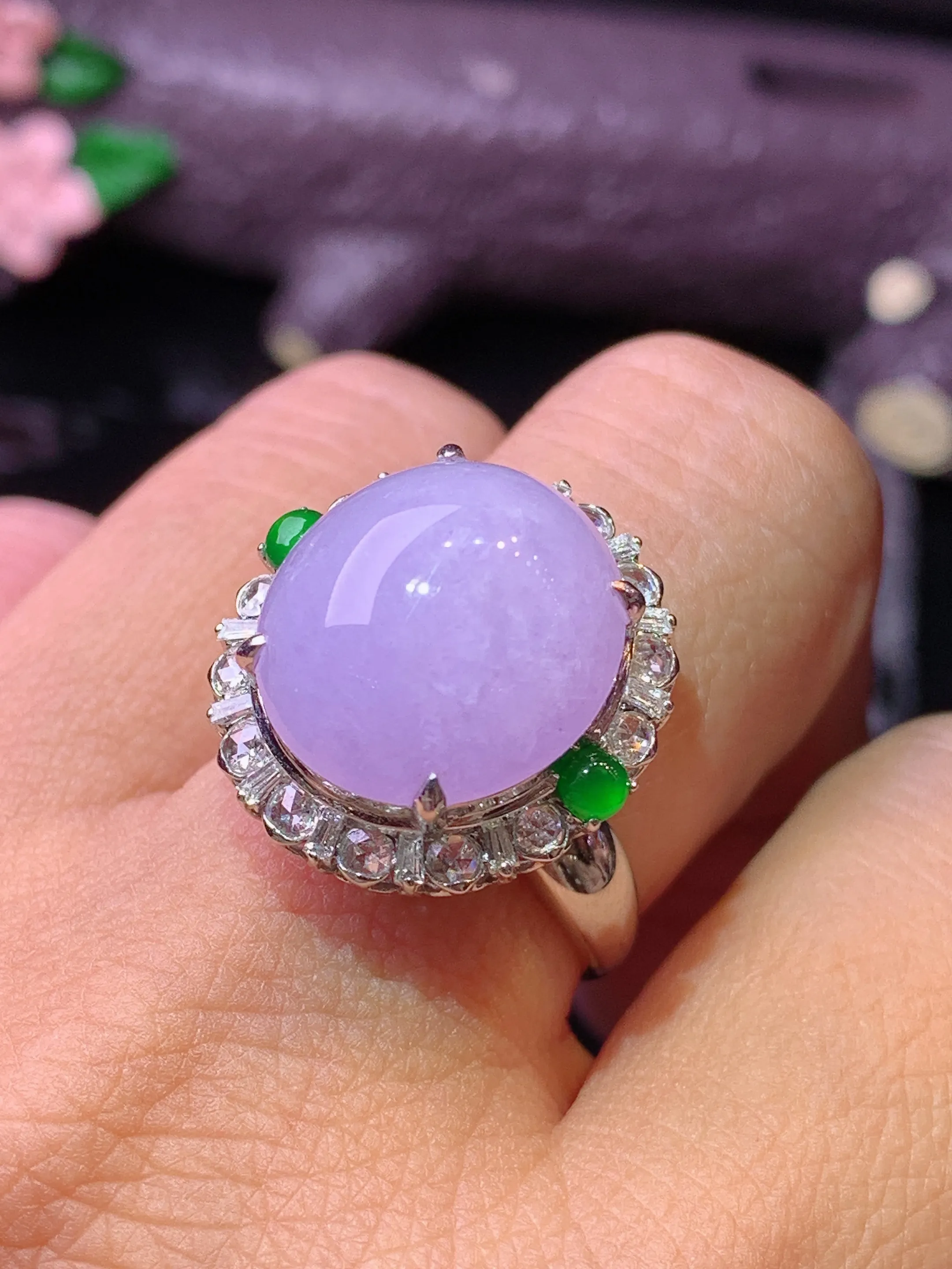 18k金钻镶嵌紫罗兰蛋面吊坠 玉质细腻 色泽艳丽清新 圈口14 整体尺寸19.3*18.5*14.8