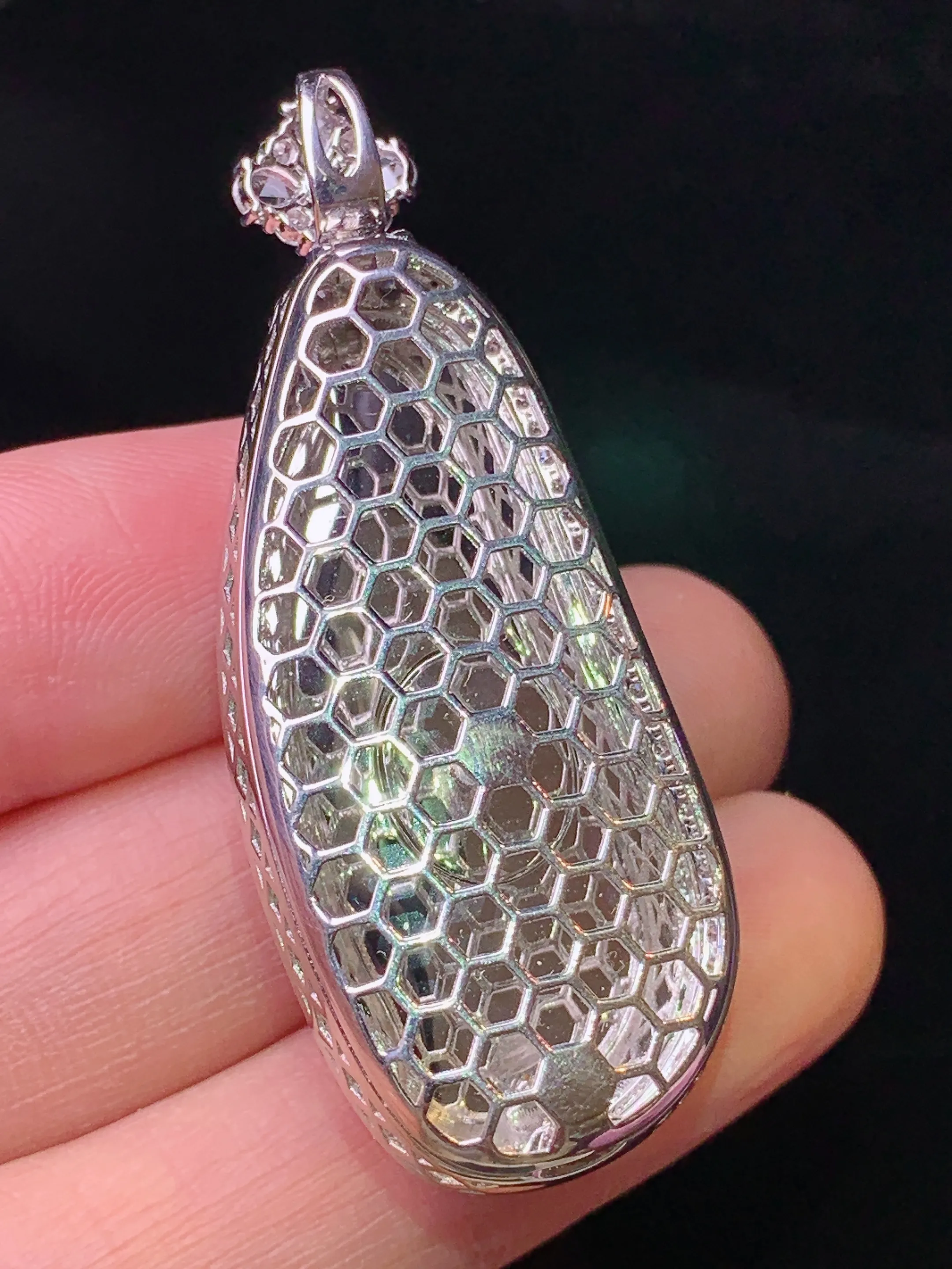 18k金钻镶嵌翠绿福瓜吊坠 玉质细腻 色泽艳丽清新 整体尺寸47.8*18.8*12.8