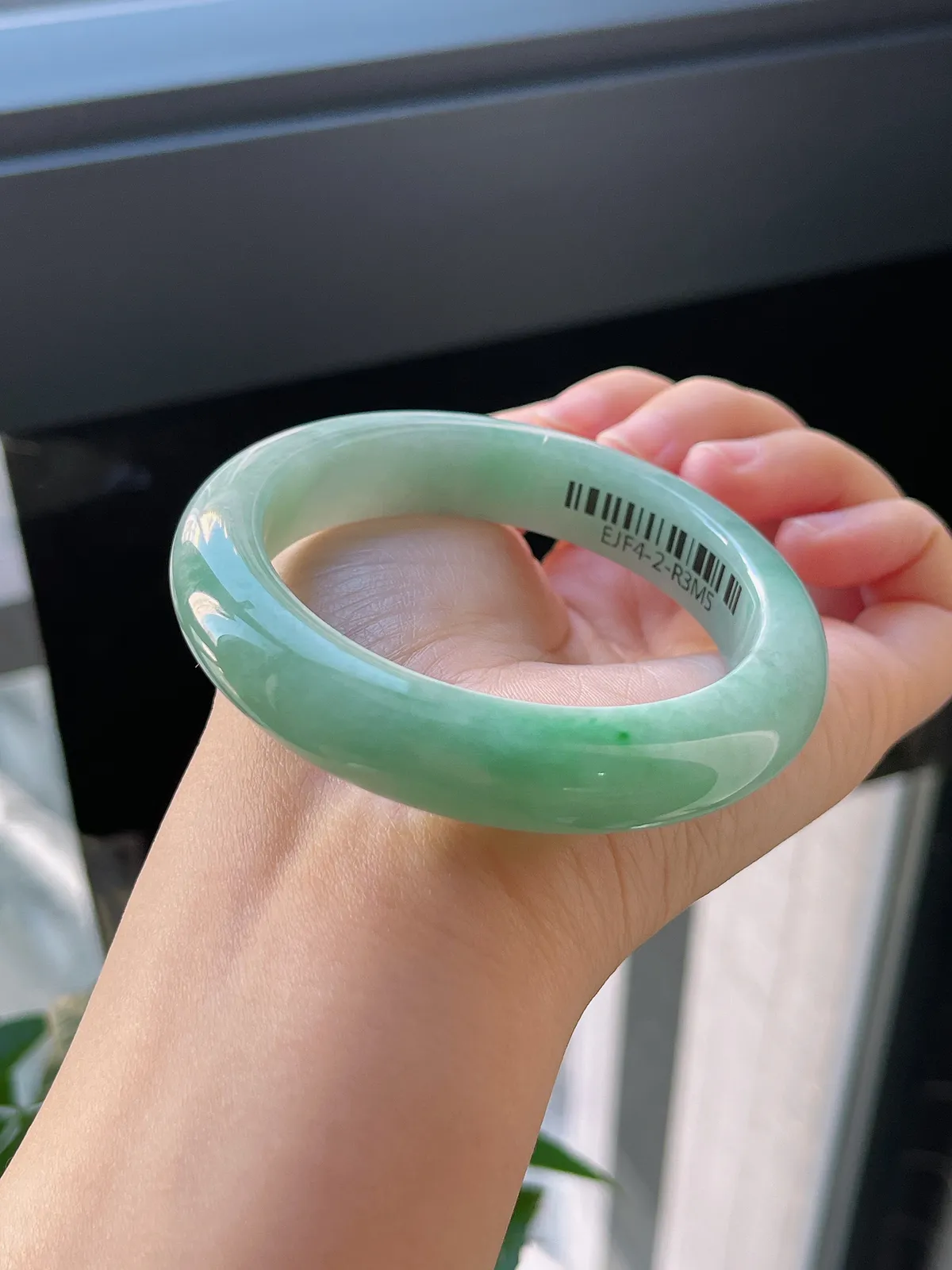 正圈55.6圈口，翡翠糯化种淡绿色手镯