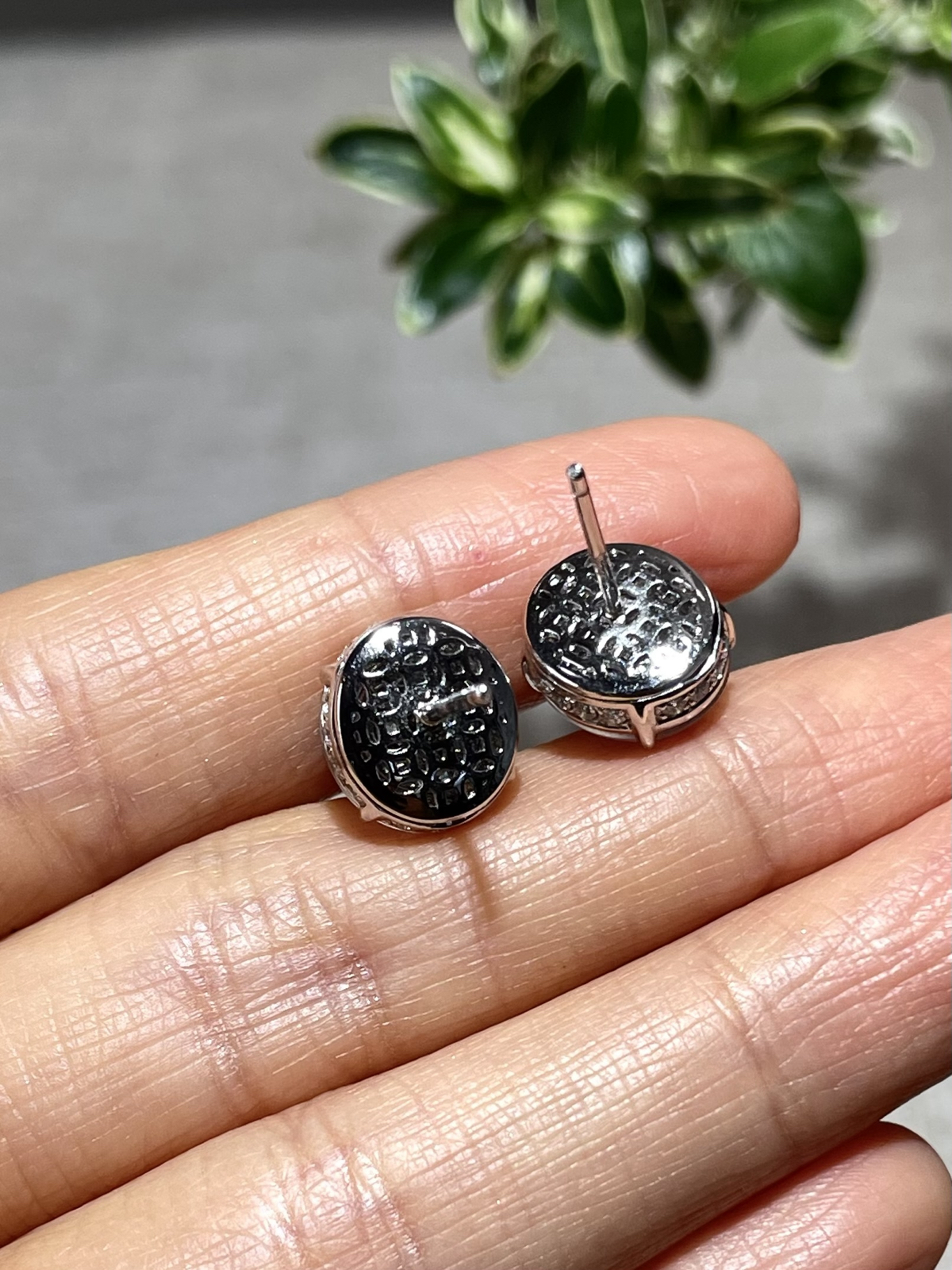 玻璃种蛋面耳钉
裸石：10.5*9.5*5mm
整体：10.5*9.5*8.5mm