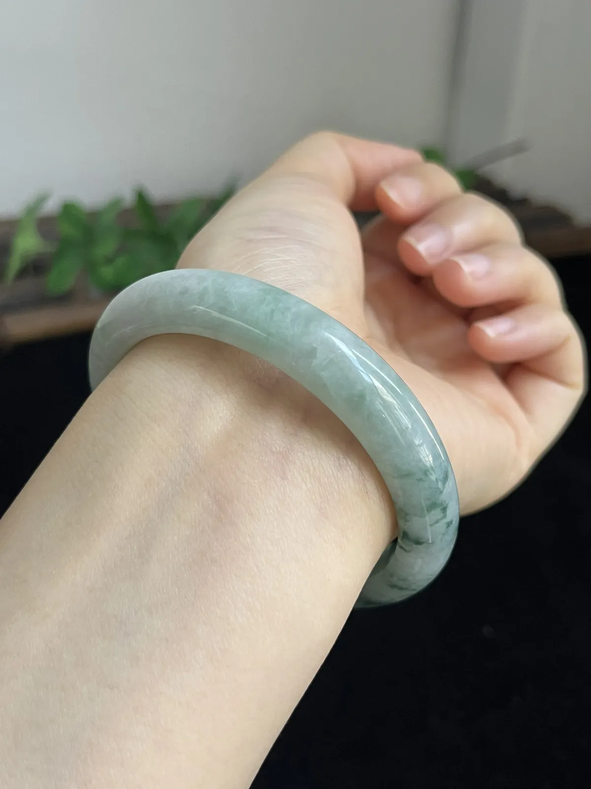 正圈56.2圈口，翡翠糯化种飘绿正手镯