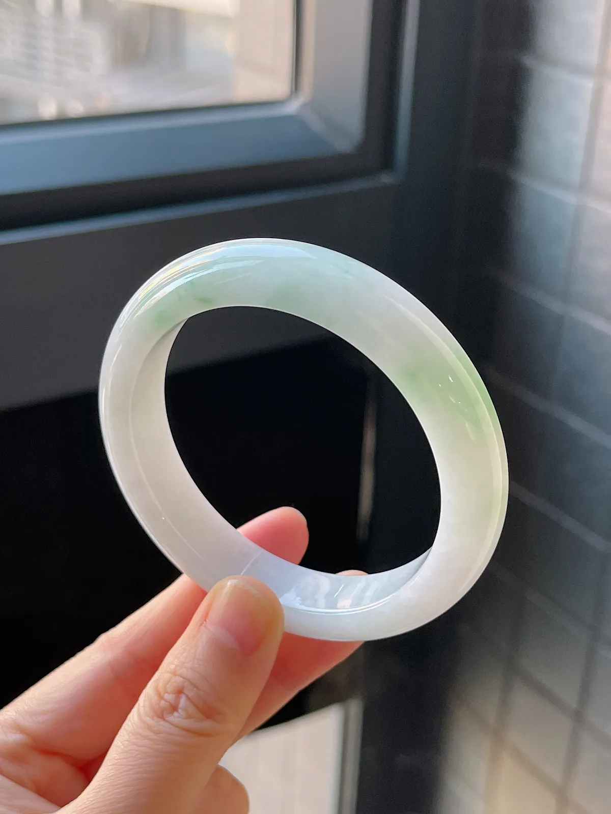 正圈56.2圈口，翡翠糯化种飘绿手镯，带镯心