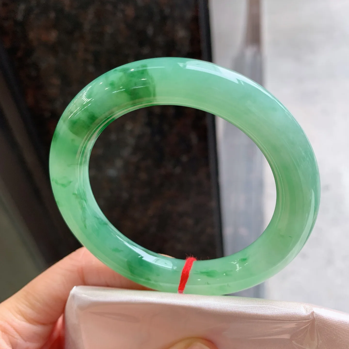 圆条芙蓉底飘绿花 无瑕 尺寸：55.2/11 细腻