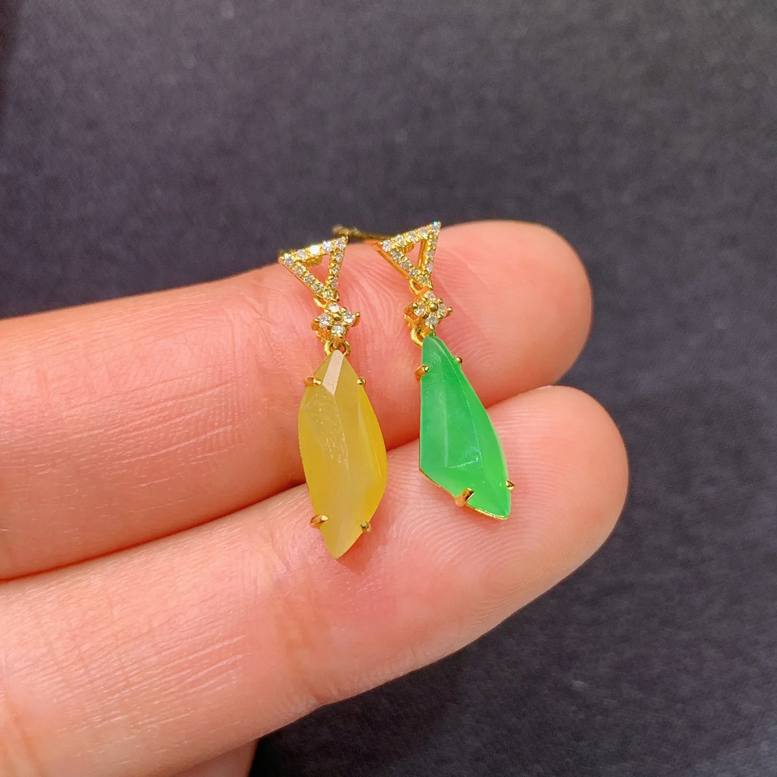 冰黄阳绿随形耳坠，AB款，18k金镶嵌，冰润鲜艳，种水足，Wx 尺寸11.2*4.2*3