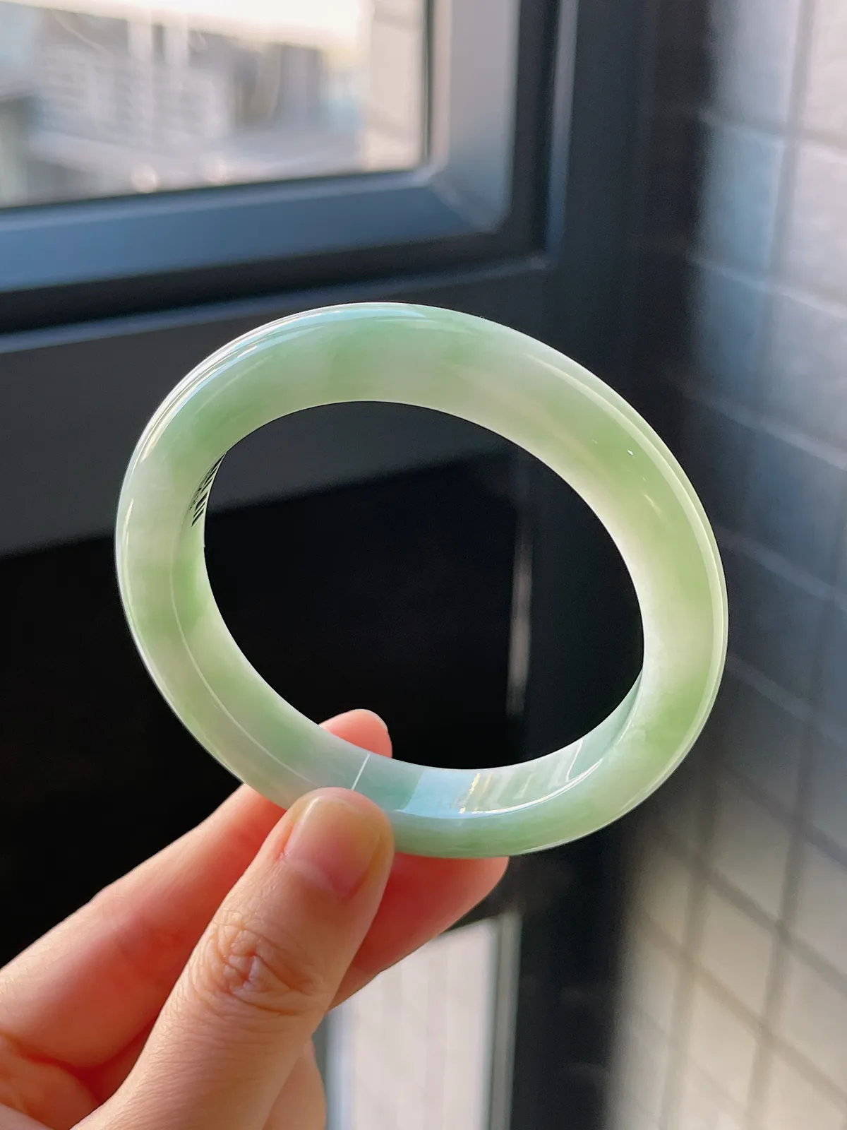 正圈56.7圈口，翡翠糯化种淡绿色手镯