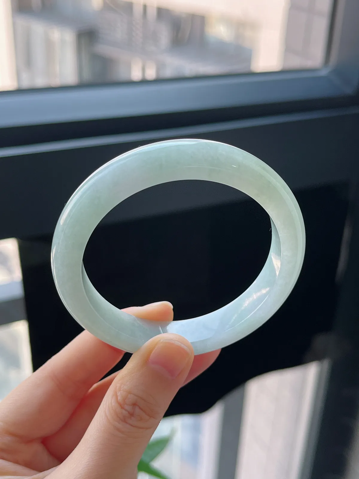 正圈54.6圈口，翡翠糯化种浅绿色手镯