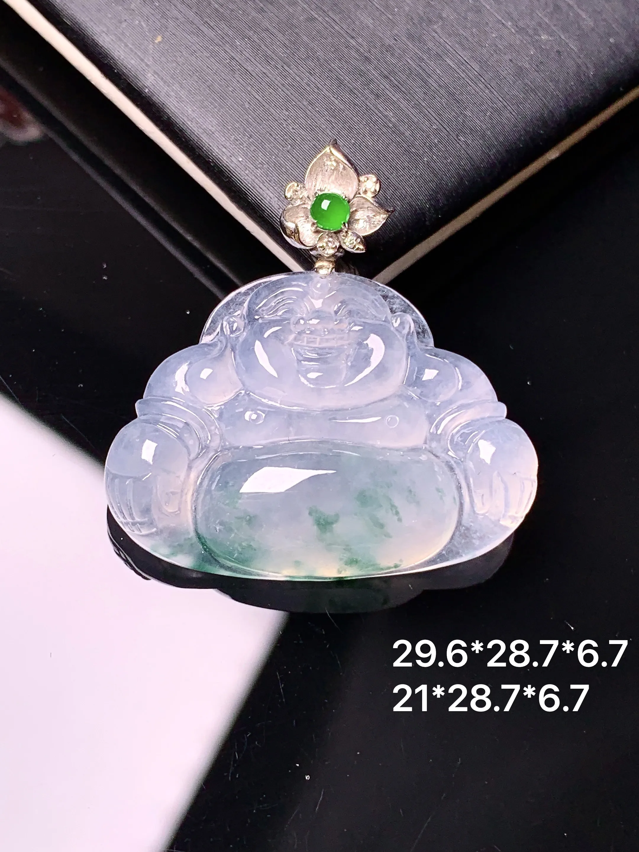 18k金镶嵌飘绿佛公吊坠 玉质细腻 色泽艳丽清新 整体尺寸29.6*28.7*6.7
