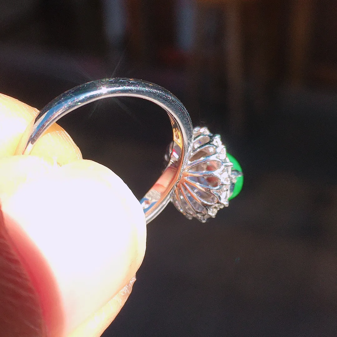 阳绿蛋面戒指，色泽均匀艳丽，玉质细腻，荧光感超
强，饱满圆润，尽显优雅气质，18k
金豪华镶嵌