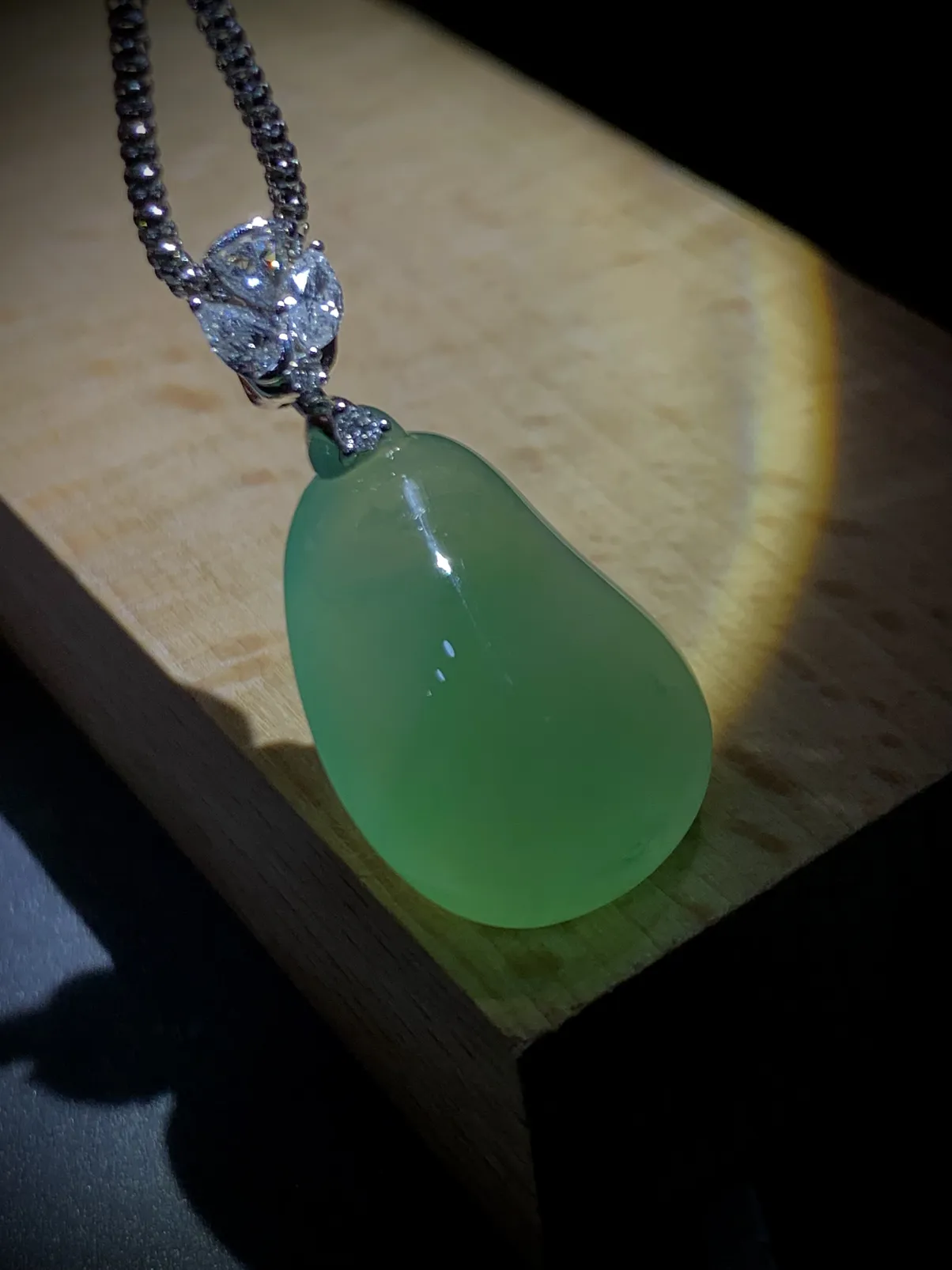 翡翠福瓜，31.5-裸石23.5-16-9.5mm，
18K金，南非钻，6.2g，不配图链