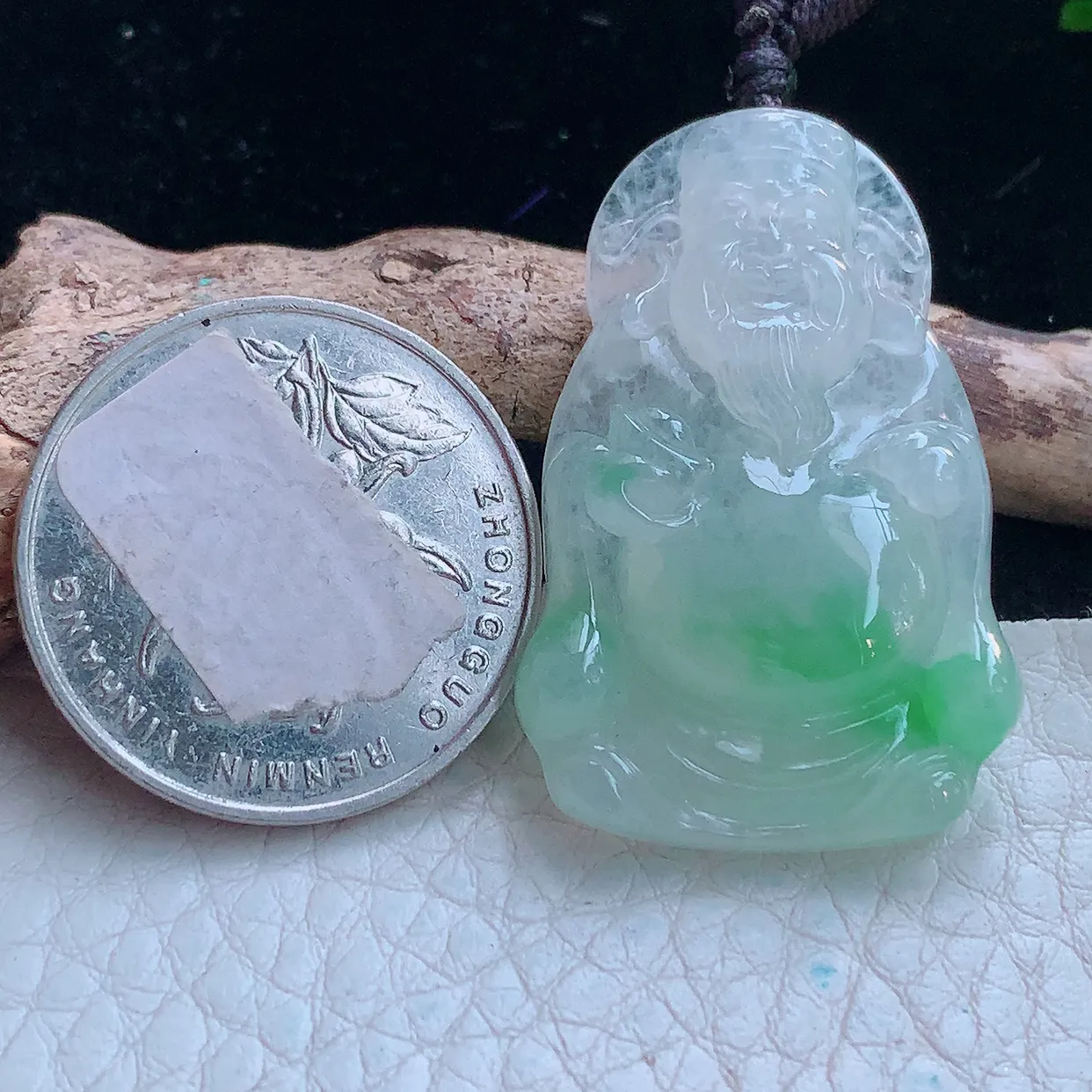 px实拍36.2*24*6.8缅甸翡翠精雕飘阳绿财神爷  财爷玉挂件 玉吊坠