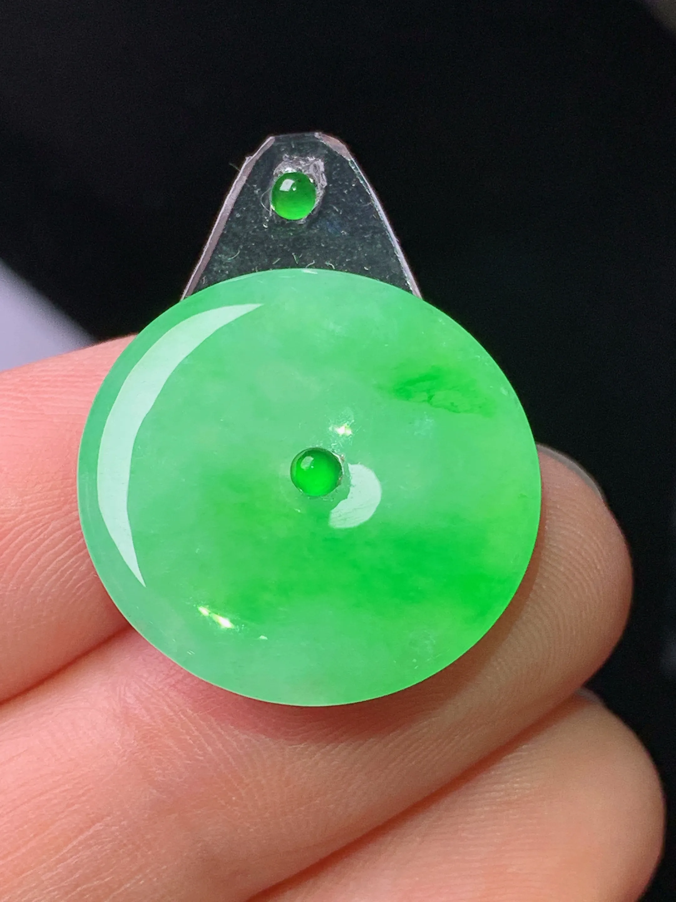 镶嵌款 翠绿平安扣吊坠 玉质细腻 色泽艳丽清新 整体尺寸20.2*2.5