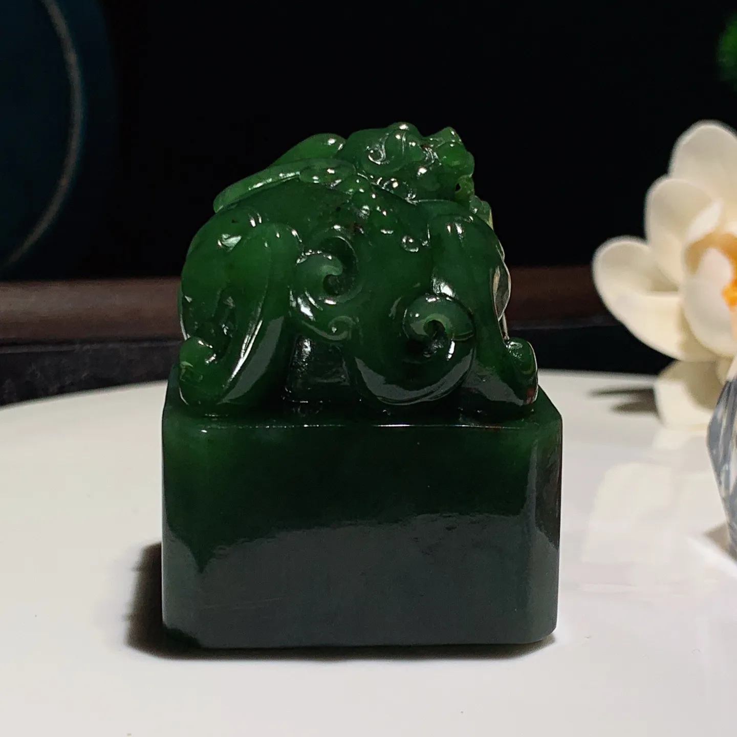 和田玉菠菜绿俄罗斯碧玉招财进宝貔貅印章 尺寸40/51重175克 无裂无杂 玉质细腻油润 底色纯净 脂粉好，品质好。lt250106
