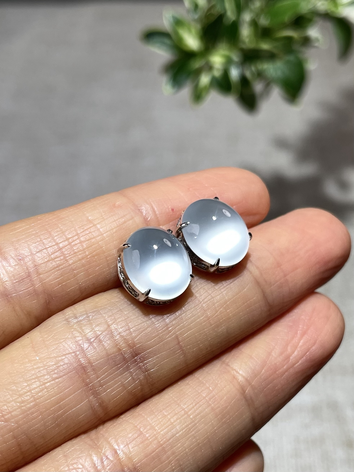 玻璃种蛋面耳钉
裸石：10.5*9.5*5mm
整体：10.5*9.5*8.5mm