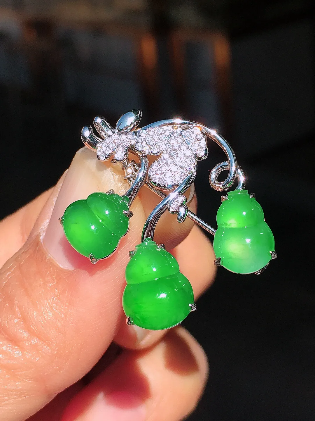 阳绿葫芦胸针/吊坠两用款，色泽均匀艳丽，玉质细腻，荧光感超
强，饱满圆润，尽显优雅气质，18k
金豪