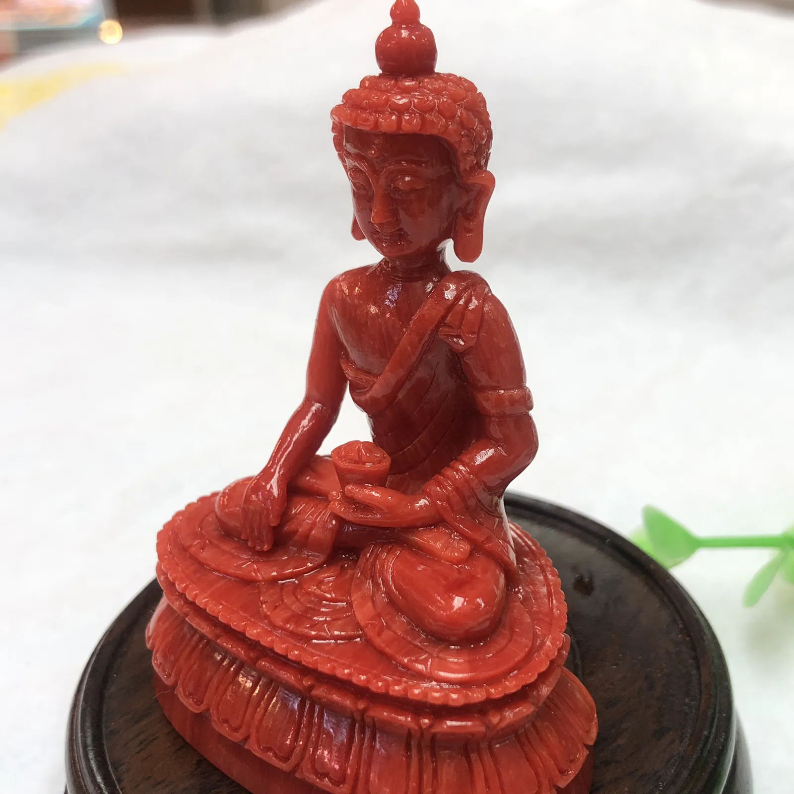 【天然红珊瑚拼接释迦牟尼小佛摆件】意大利产地，沙丁珊瑚料，深红颜色，釆用台湾拼接手工工艺，精雕细镂，底部有开孔可藏经文，手工工序复杂，高约77.1mm，宽约52.2mm，厚34.8mm，重量64.48克。可手持红珊瑚沙丁大枝拼接释迦牟尼！收藏供奉价值高！