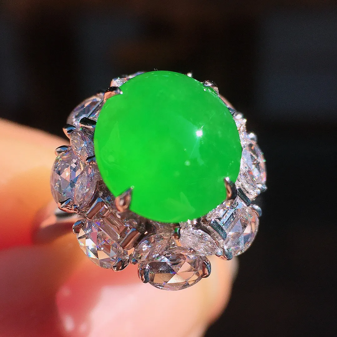 阳绿蛋面戒指，色泽均匀艳丽，玉质细腻，荧光感超
强，饱满圆润，尽显优雅气质，18k
金豪华镶嵌