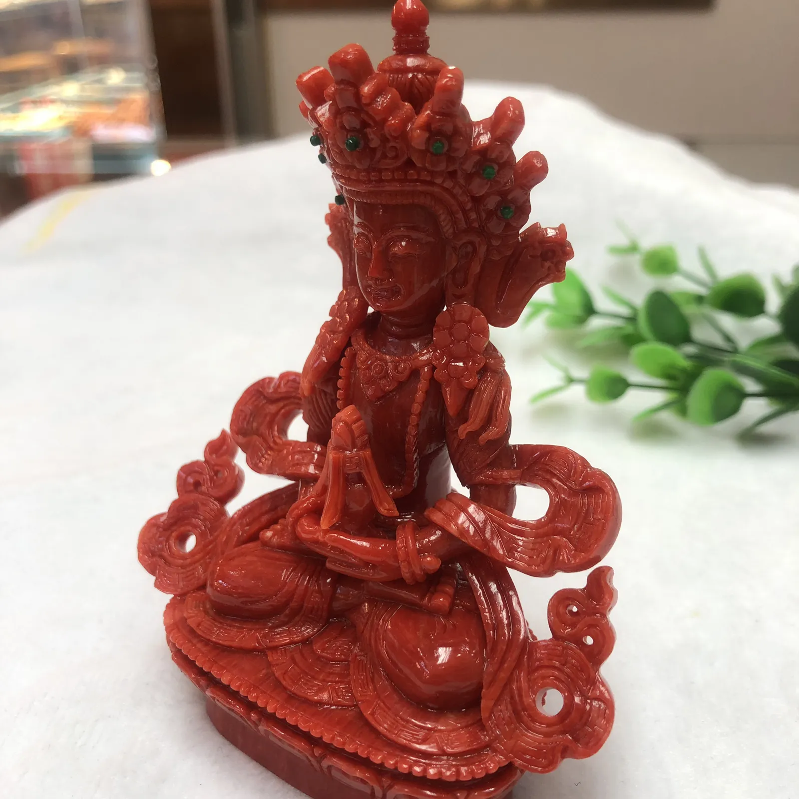 【红珊瑚长寿佛中号摆件】意大利产地，天然沙丁珊瑚料，深红颜色，釆用台湾拼接手工工艺，精雕细镂，底部有开孔可藏经文，手工工序复杂，高约109.2mm，宽约80.3mm，厚42.2mm。重量127.46克！天然绿松石点缀！收藏供奉价值高！