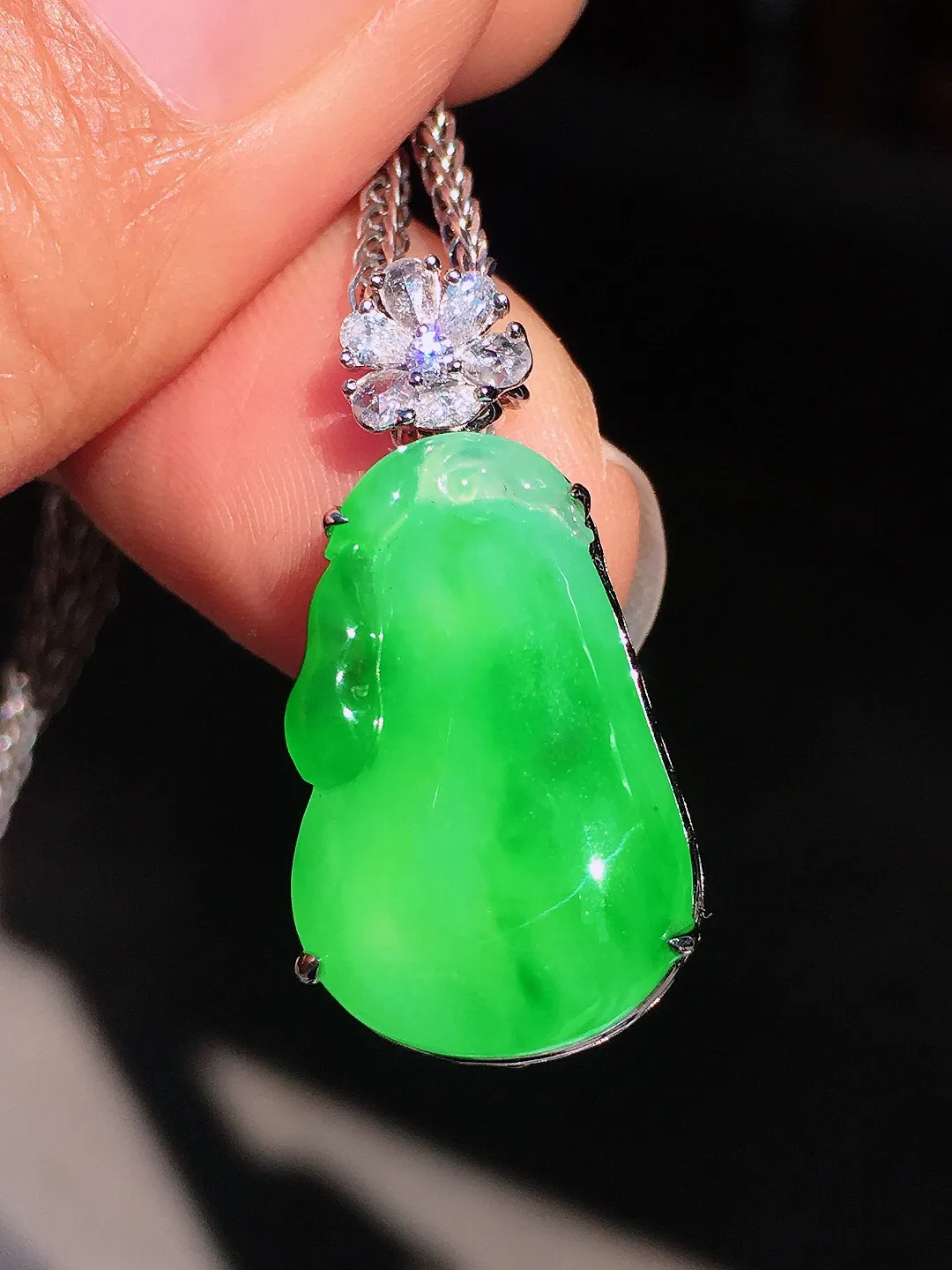 阳绿福瓜吊坠，色泽均匀艳丽，玉质细腻，荧光感超
强，饱满圆润，尽显优雅气质，18k
金豪华镶嵌