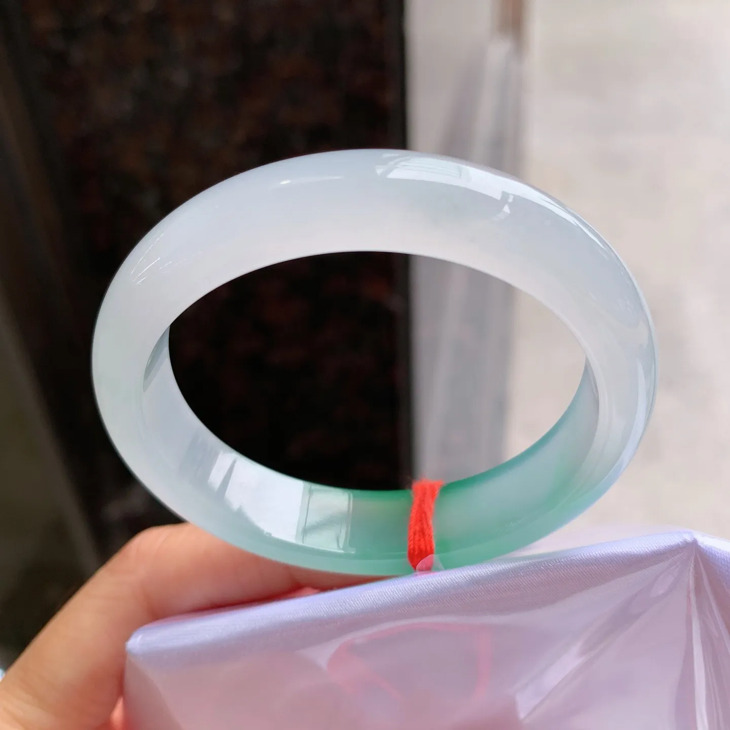 贵妃冰飘绿 无瑕 尺寸：52/46/12.3/7.5 小圈口