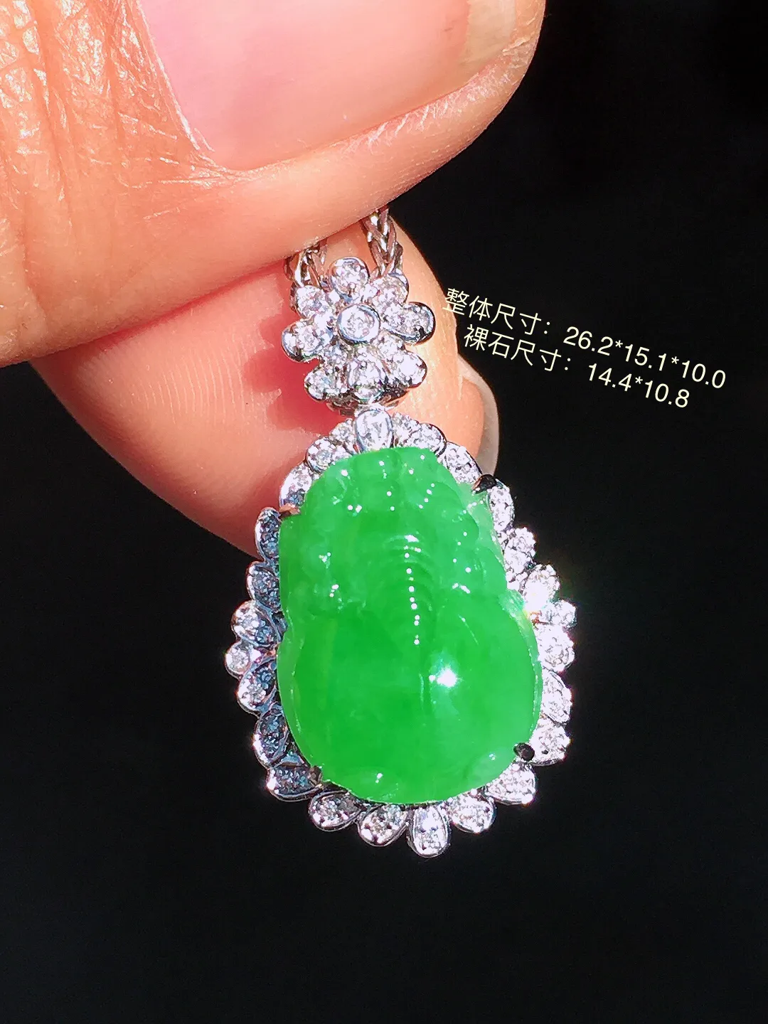 阳绿貔貅吊坠，色泽均匀艳丽，玉质细腻，荧光感超
强，饱满圆润，尽显优雅气质，18k
金豪华镶嵌