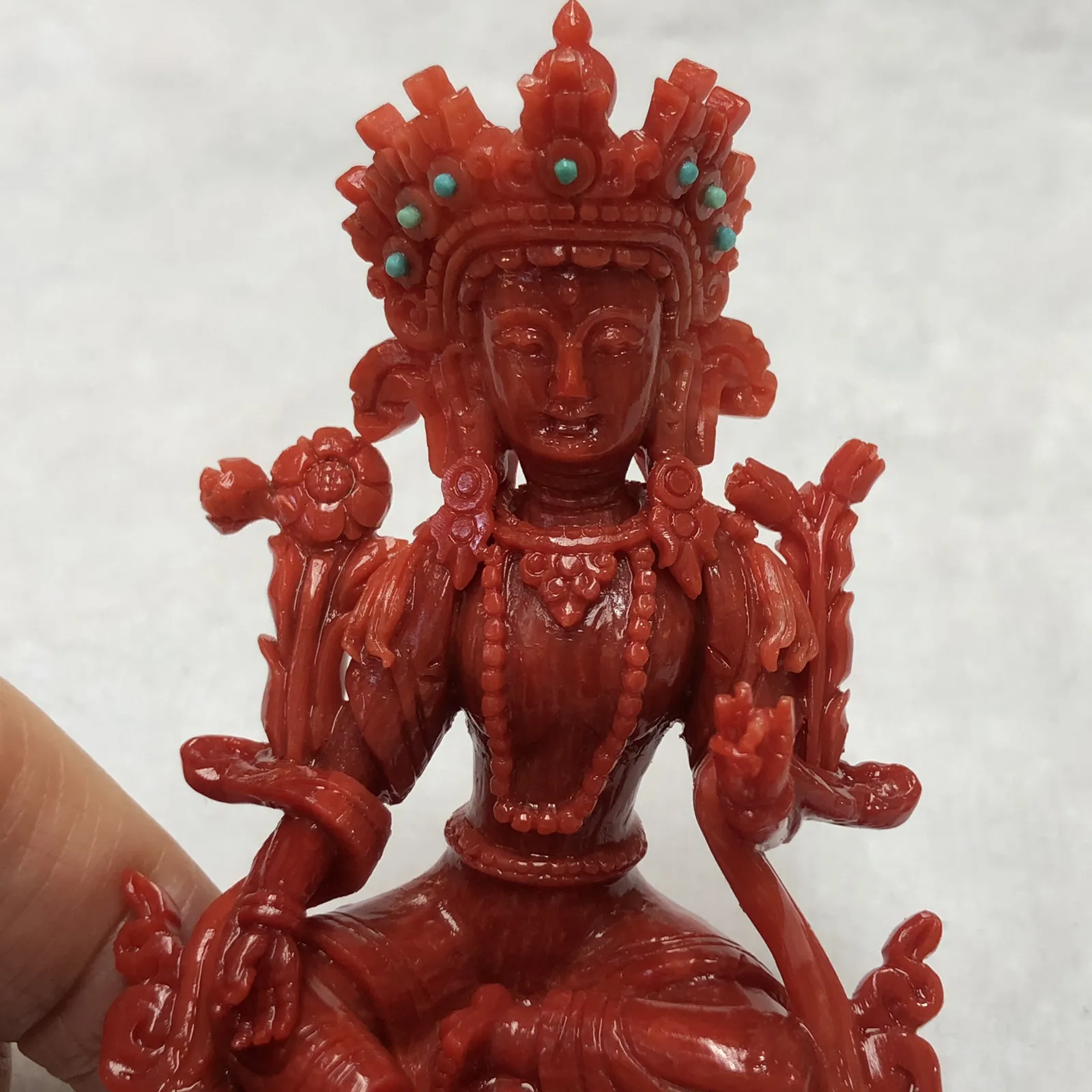 【天然红珊瑚拼接绿镀母小佛摆件】意大利产地，沙丁珊瑚料，深红颜色，釆用台湾拼接手工工艺，精雕细镂，底部有开孔可藏经文，手工工序复杂，高约83mm，宽约51.3mm，厚40.2mm，重量71.86克。天然绿松石点缀！可手持红珊瑚沙丁大枝拼接绿镀母。收藏供奉价值高！