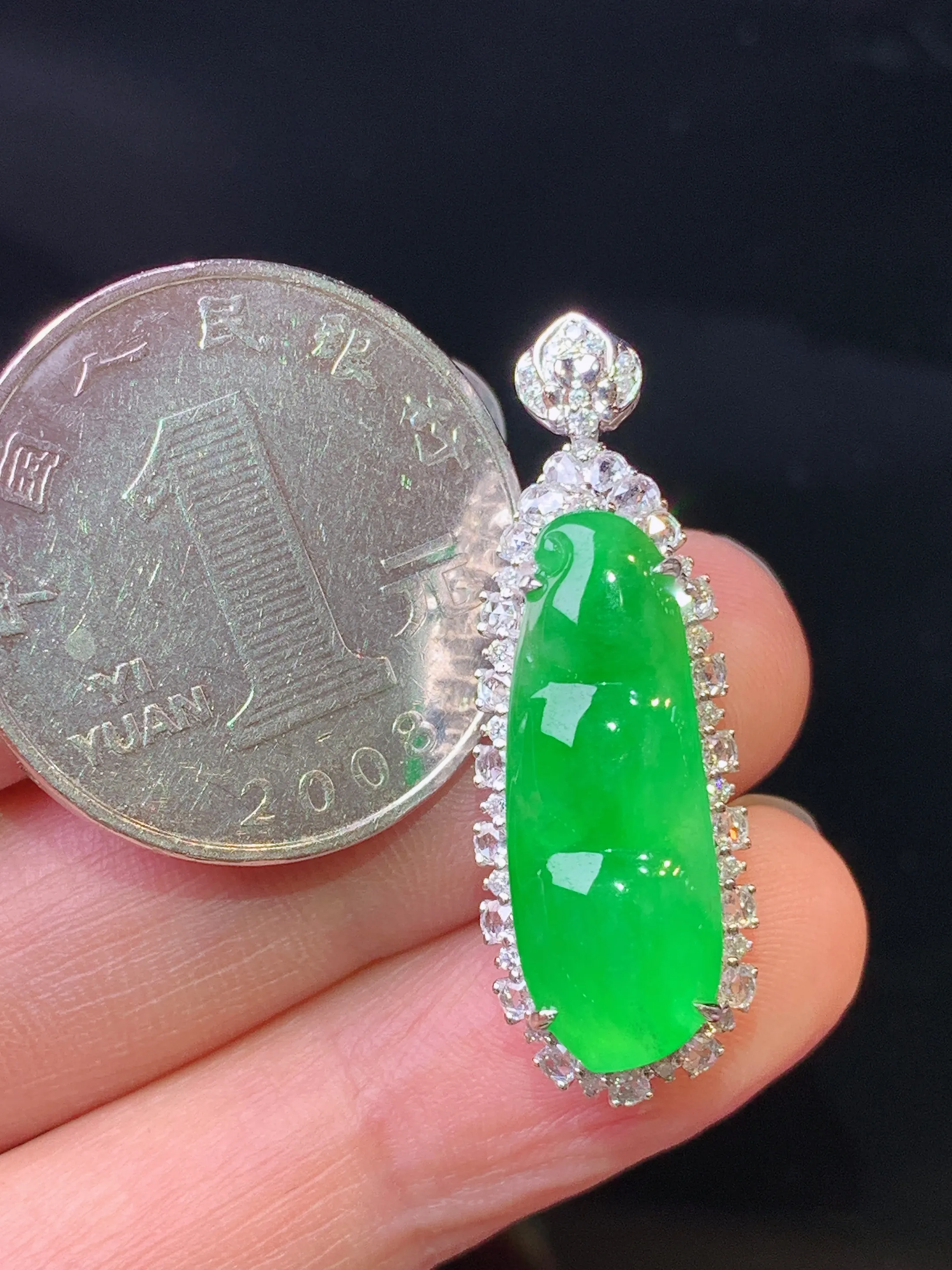 18k金钻镶嵌满绿四季豆吊坠 玉质细腻 色泽艳丽清新 整体尺寸32.7*11.2*10.2