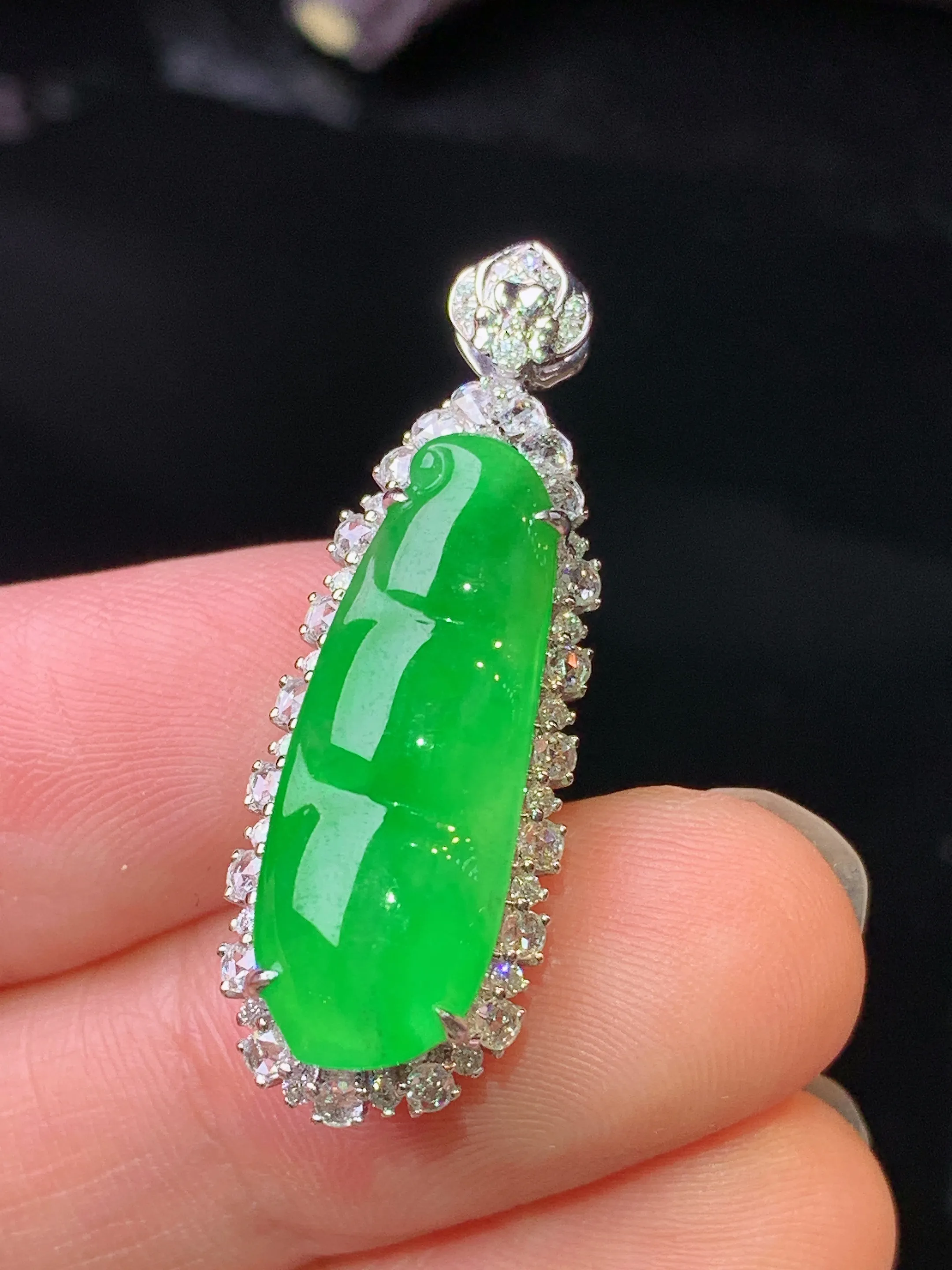 18k金钻镶嵌满绿四季豆吊坠 玉质细腻 色泽艳丽清新 整体尺寸32.7*11.2*10.2