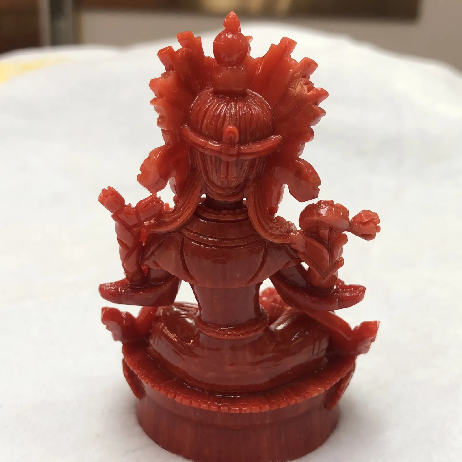 【天然红珊瑚拼接绿镀母小佛摆件】意大利产地，沙丁珊瑚料，深红颜色，釆用台湾拼接手工工艺，精雕细镂，底部有开孔可藏经文，手工工序复杂，高约83mm，宽约51.3mm，厚40.2mm，重量71.86克。天然绿松石点缀！可手持红珊瑚沙丁大枝拼接绿镀母。收藏供奉价值高！