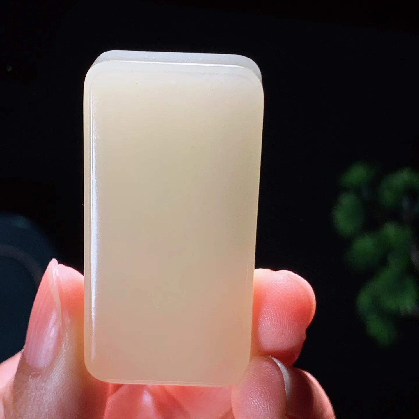 和田玉晴水平安无事牌挂件。尺寸48/25/11重36.5克 无裂无杂 玉质细腻油润 底色纯净 脂粉好，品质好。lt250106