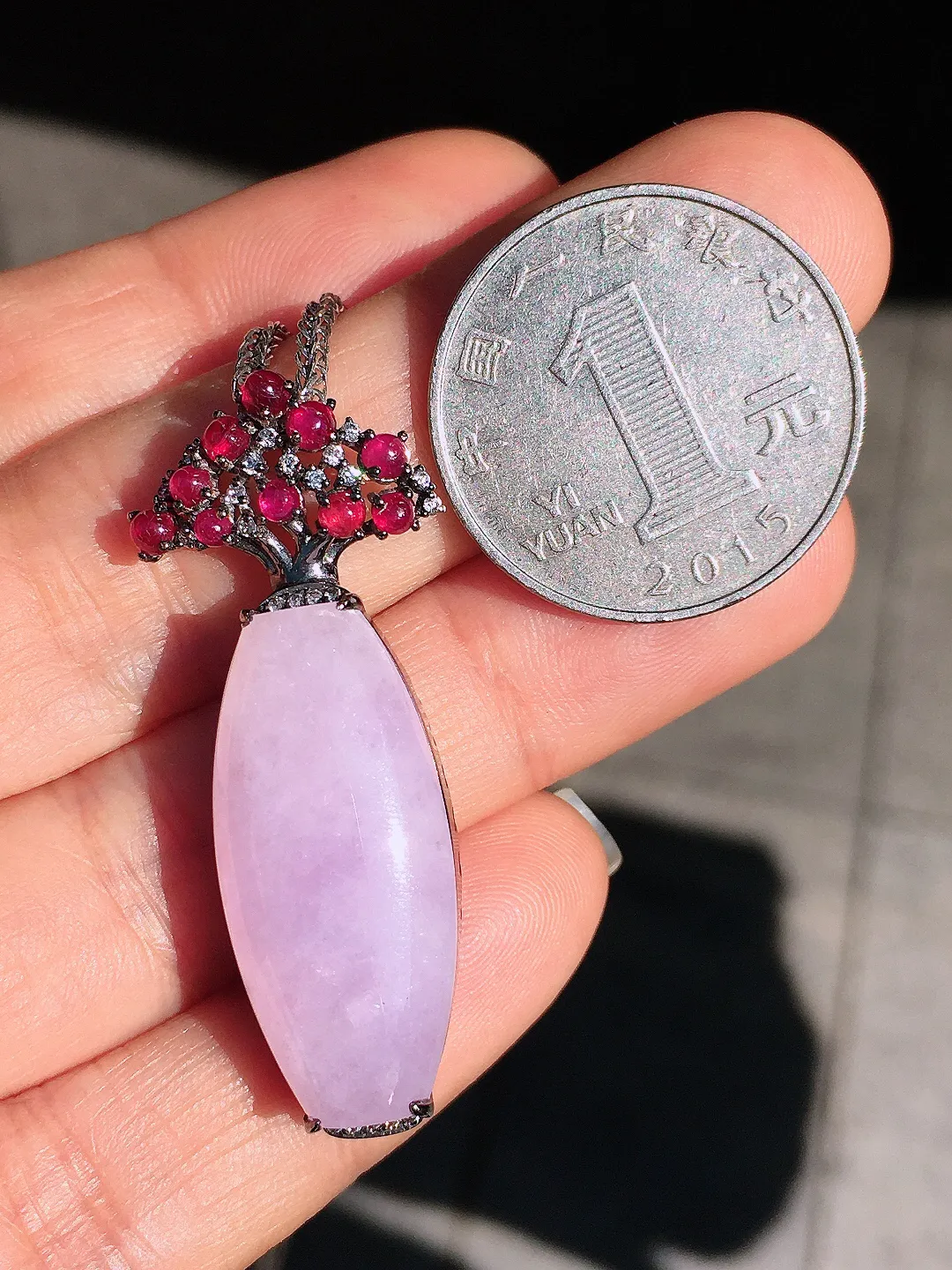 淡紫罗兰花瓶吊坠，色泽均匀艳丽，玉质细腻，荧光感超
强，饱满圆润，尽显优雅气质，18k
金豪华镶嵌