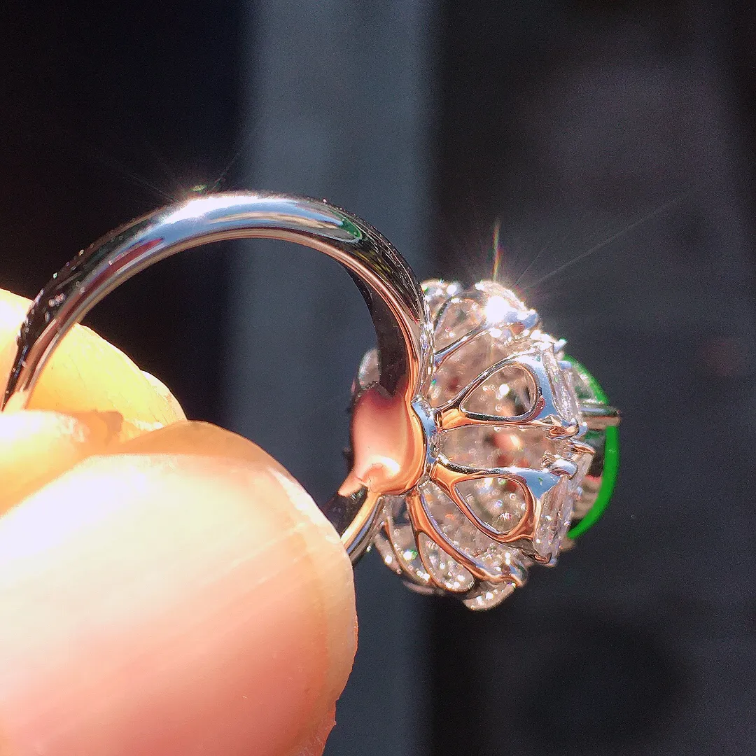 阳绿蛋面戒指，色泽均匀艳丽，玉质细腻，荧光感超
强，饱满圆润，尽显优雅气质，18k
金豪华镶嵌