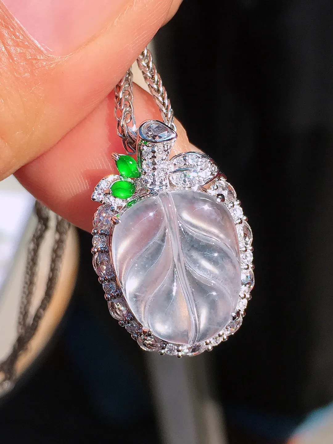 冰种玉叶吊坠，玉质细腻，荧光感超
强，饱满圆润，尽显优雅气质，18k
金豪华镶嵌